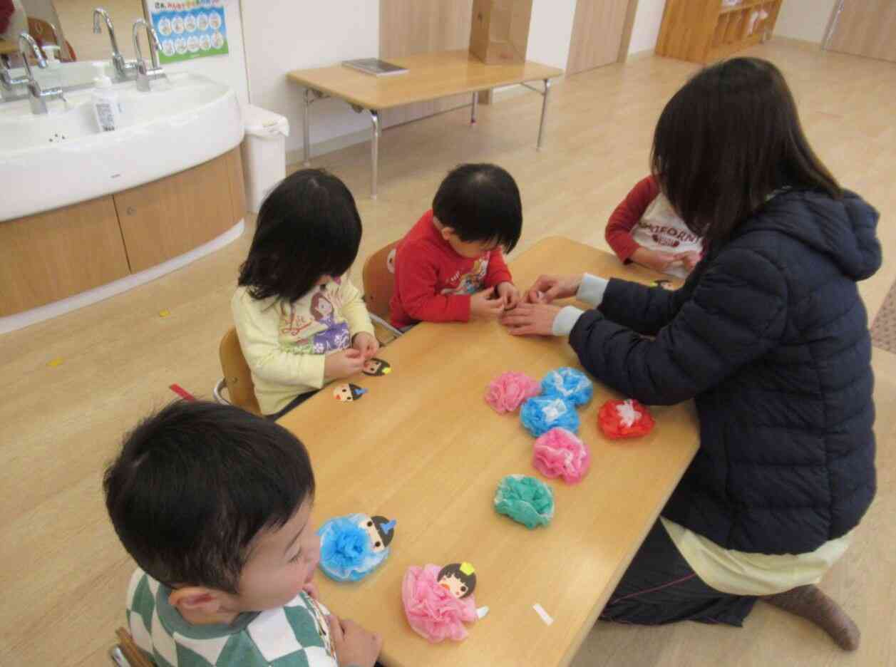 お顔や冠・帽子…などシールを貼ってかわいいお雛様とお内裏様ができてきたね♪