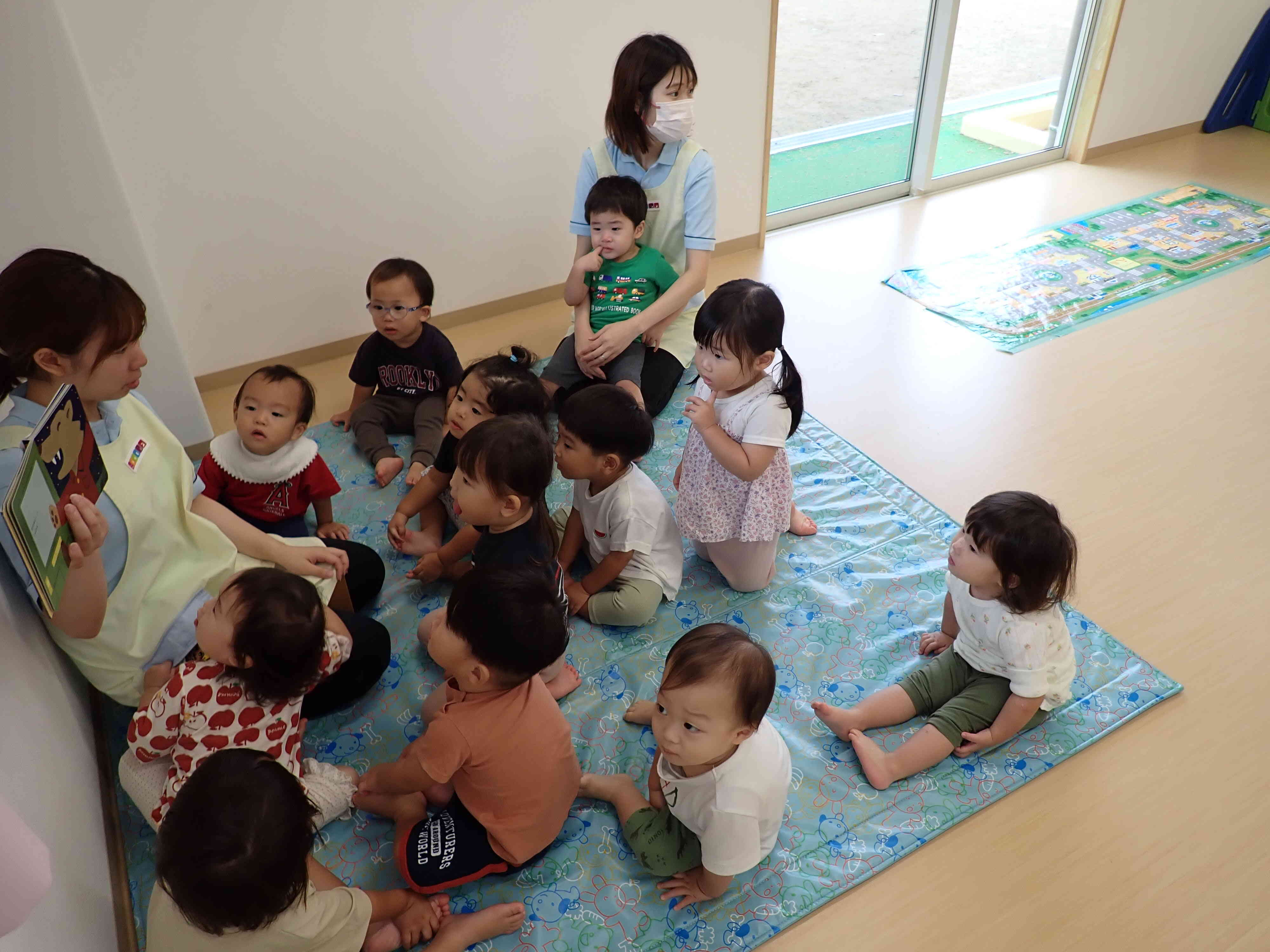 【終わりの会】みんなで今日の話を振り返ったり、明日に期待が持てるような話をしたりします。明日も元気にきてね！