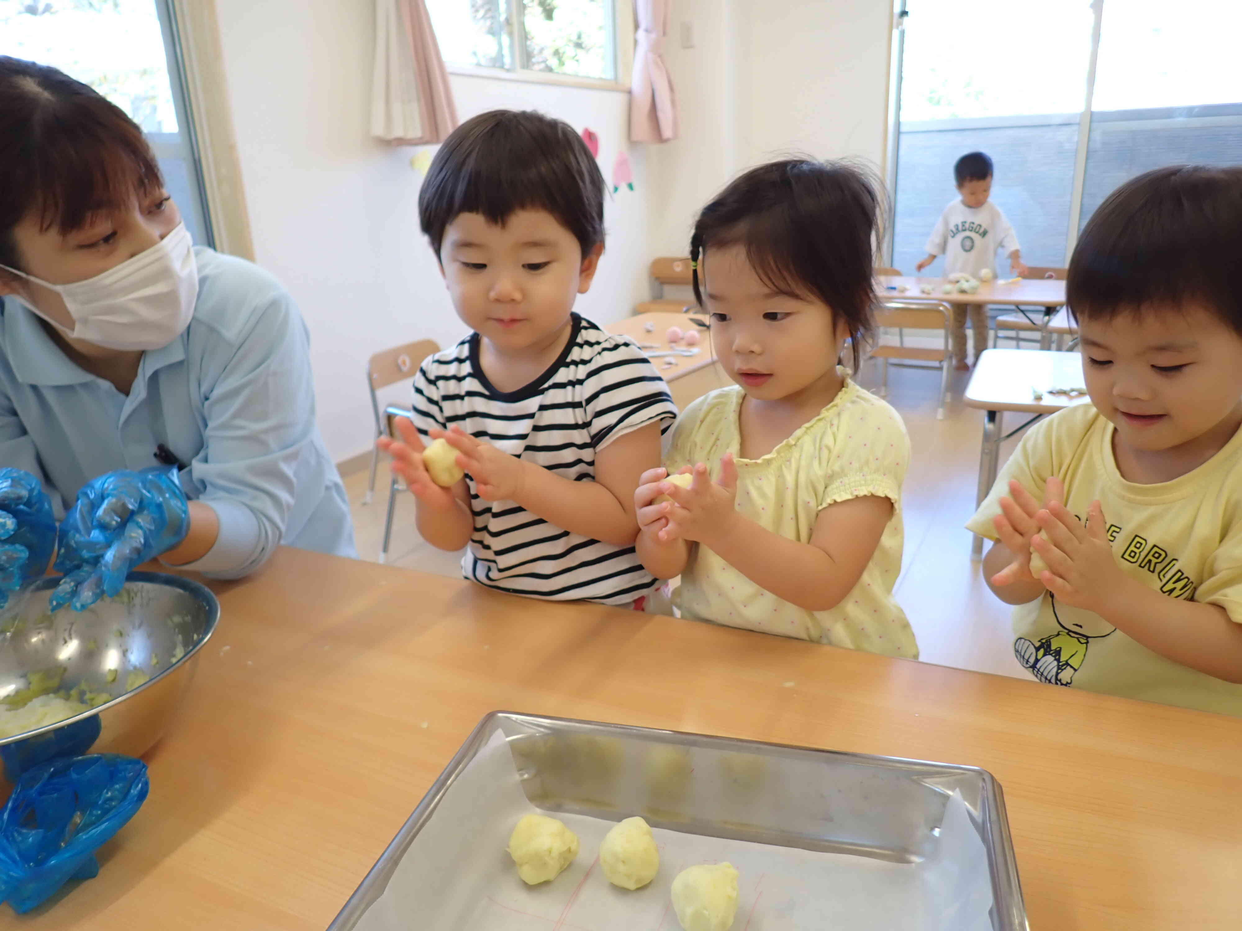 【おやつ】15：00～　午後のおやつをクッキングで作ることもあります。食育にも力を入れています。