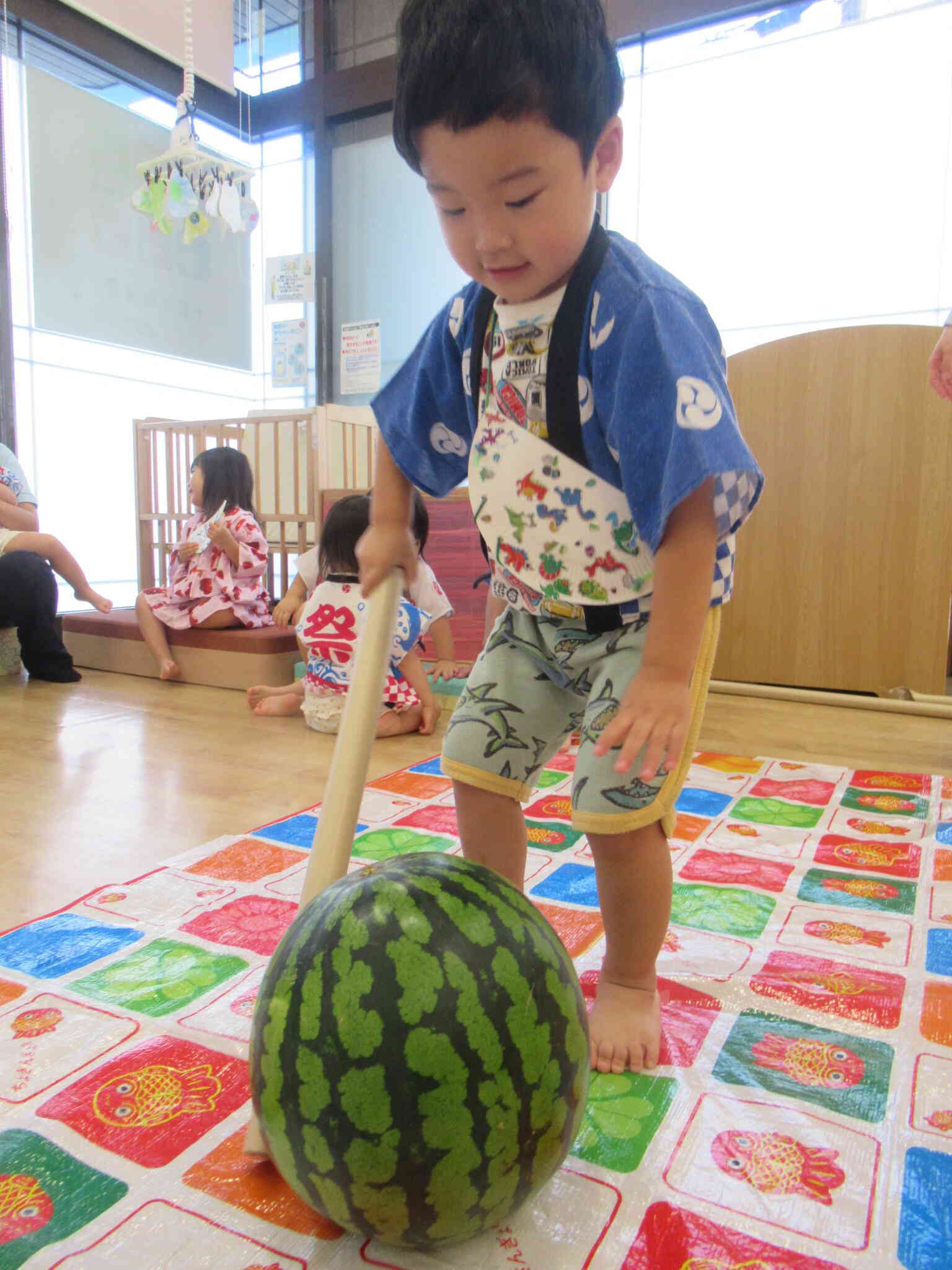 割れたかな？と何度も確認するお友だち