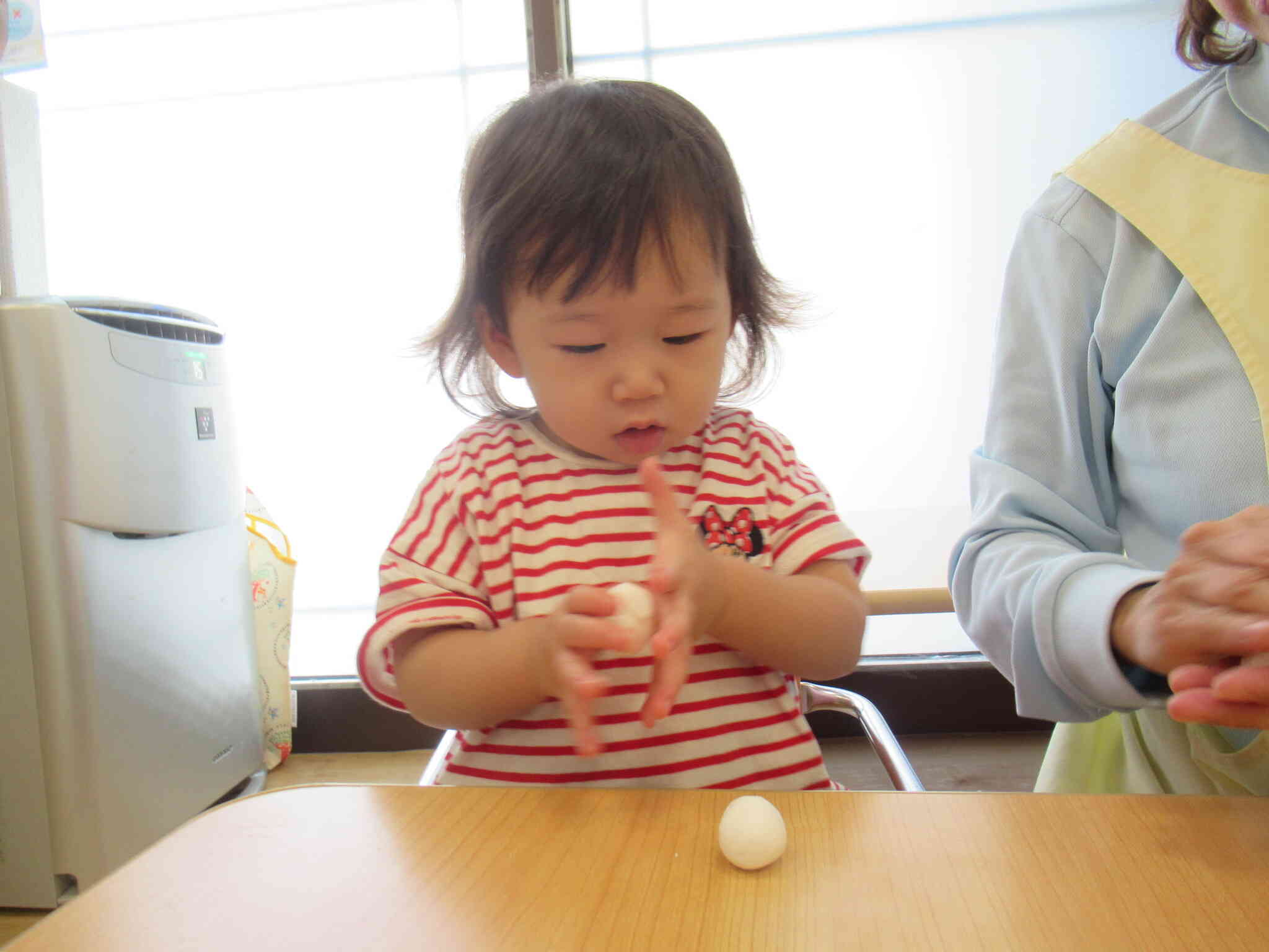 1歳児さんも頑張って丸めてます！