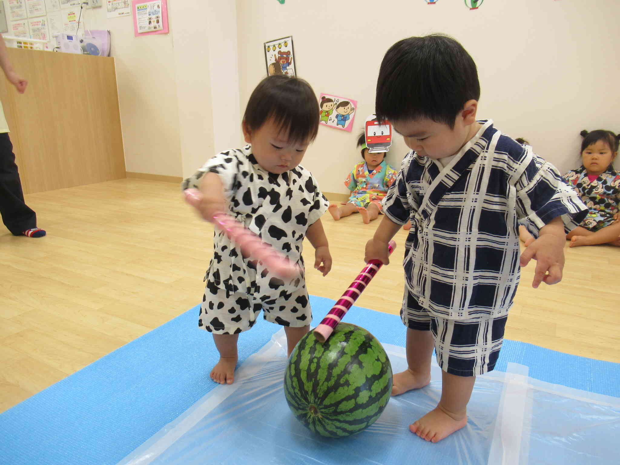 夏の風物詩「すいか割り」