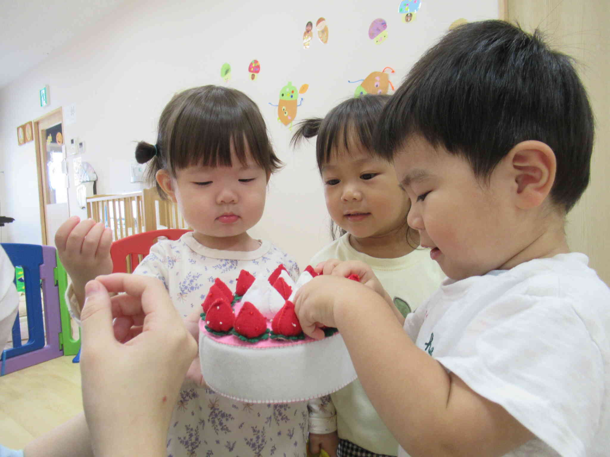 ケーキにみんな興味津々です(^^)/