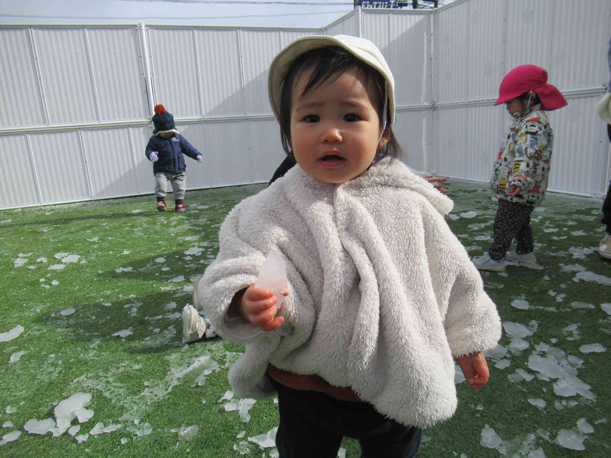 雪の塊をもらったよ！寒かったけど楽しかったね(*^▽^*)