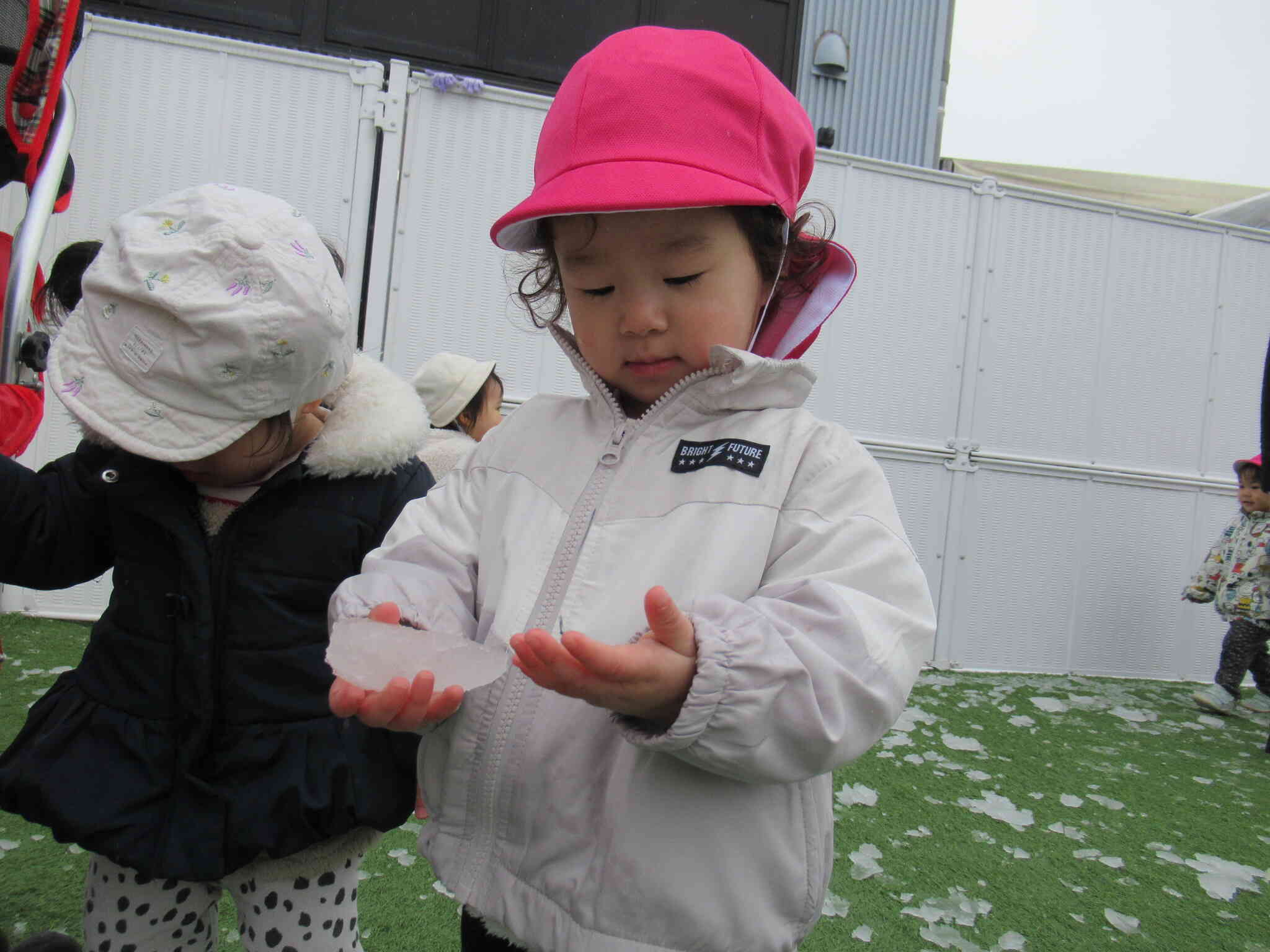 雪って冷たいね(*^^*)