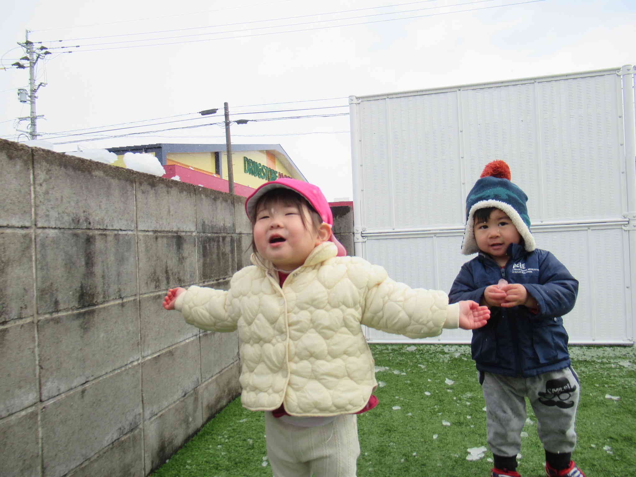 雪で遊んでいると…！