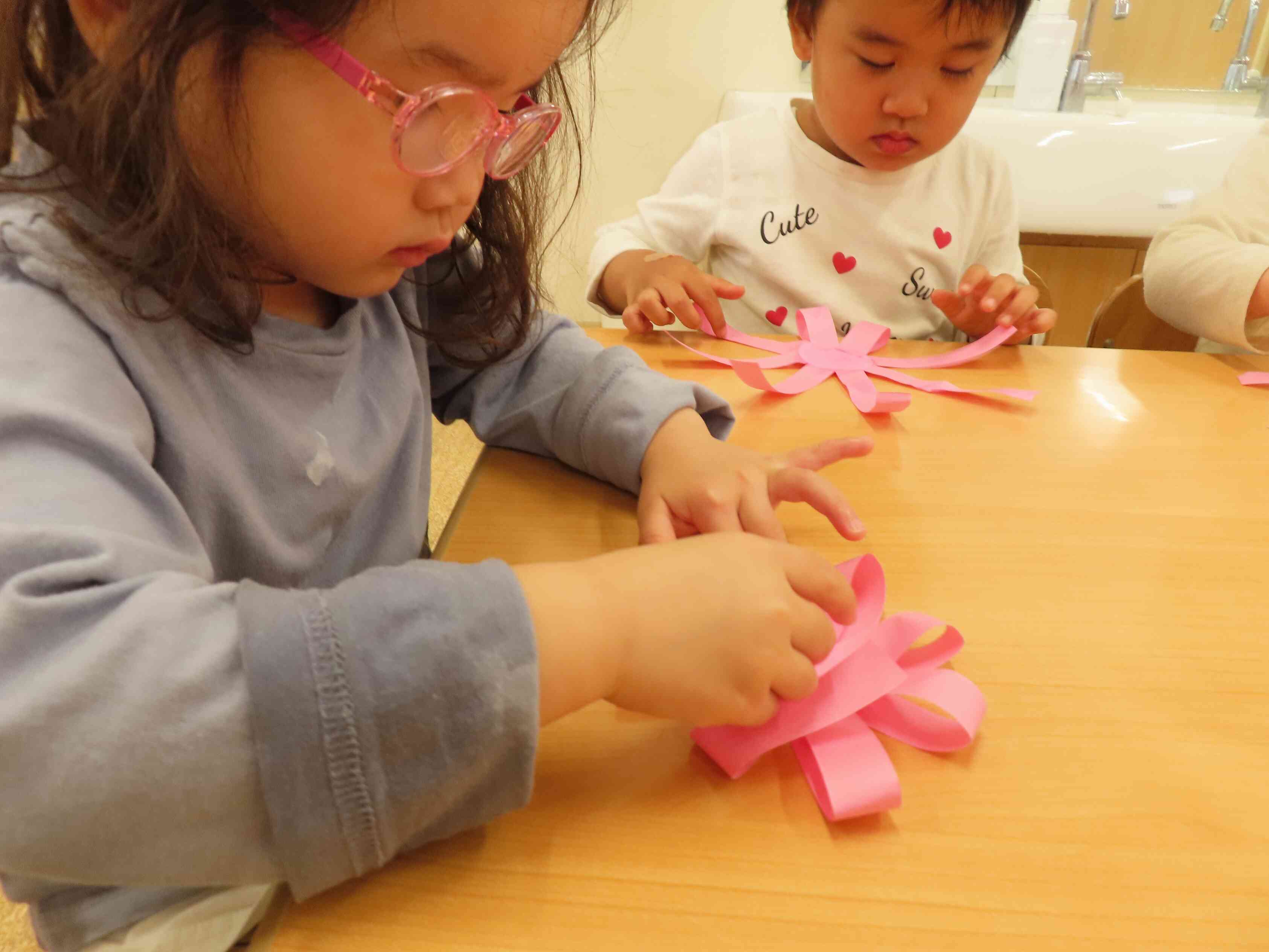 指先を使って、花を作ります