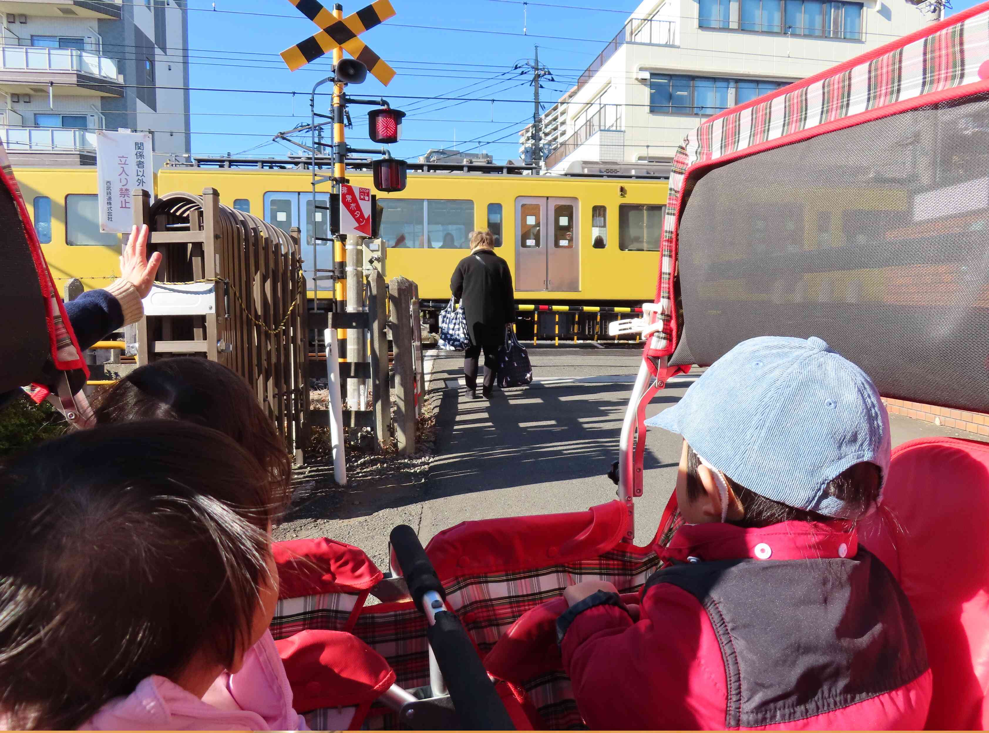 カンカンカン～電車が通ったよ。