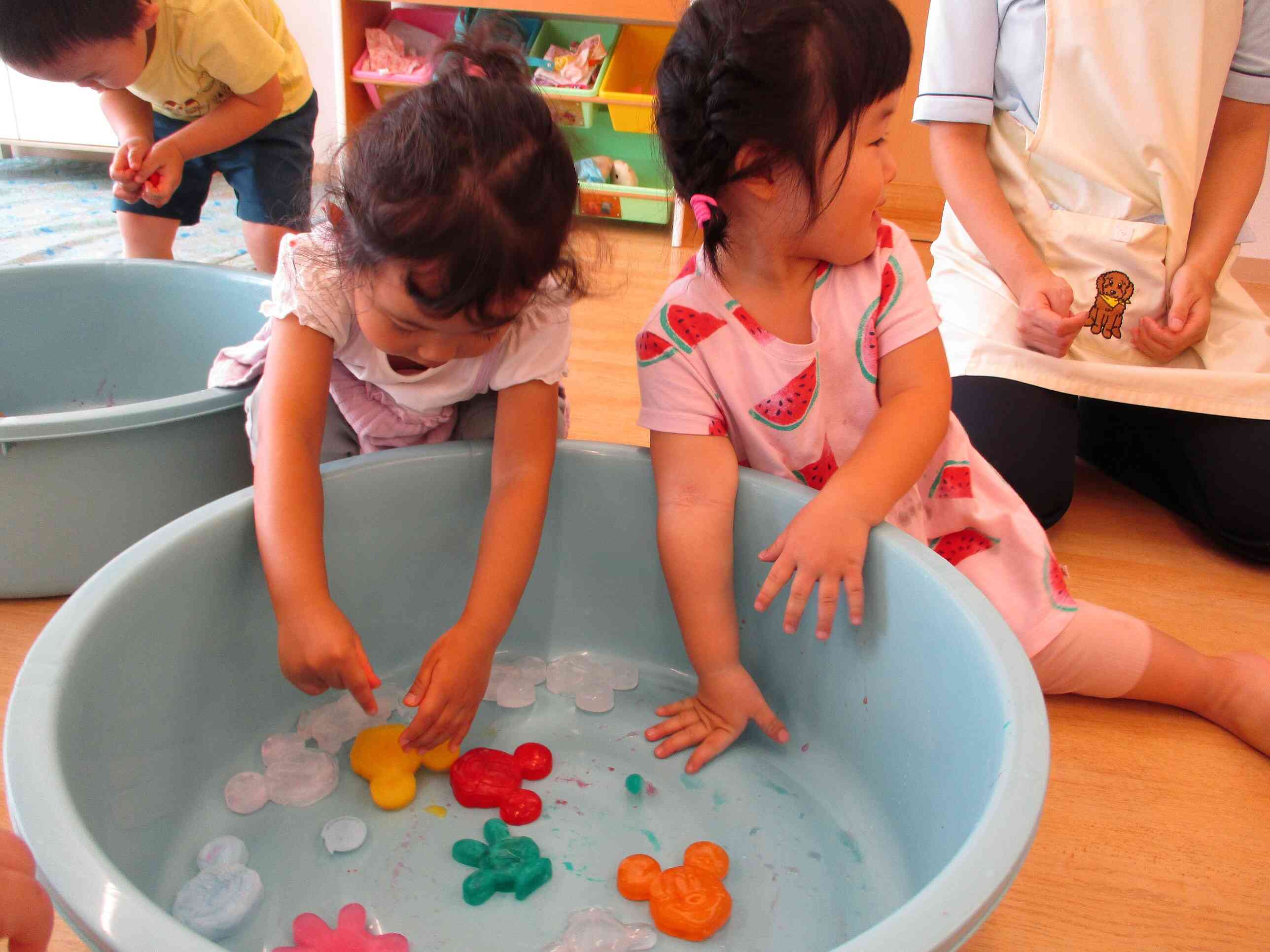 暑い夏は、色水を凍らせたお人形で遊びましょう。冷たさも、溶けていく様子も楽しみました。