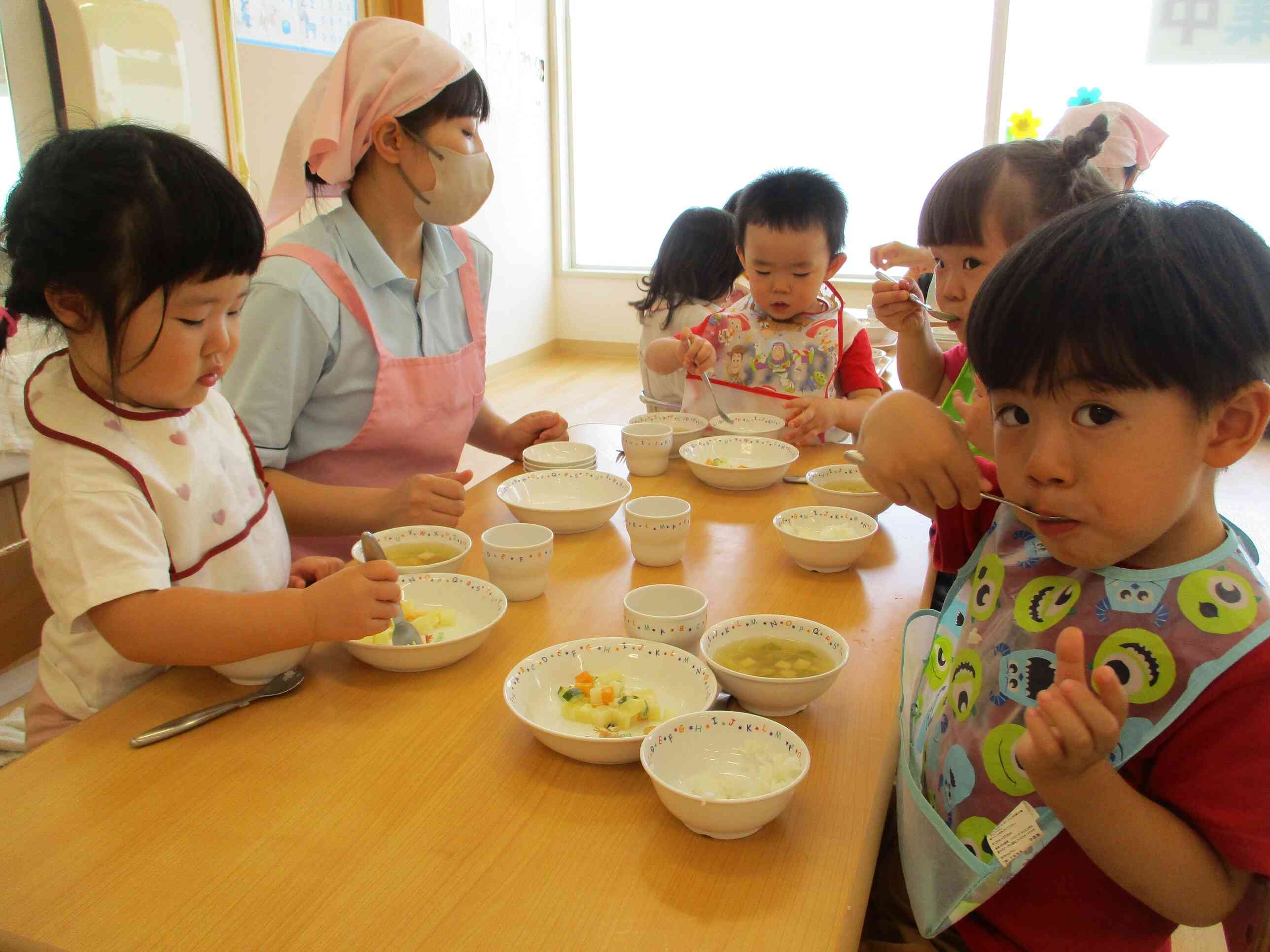 給食 ♪　給食 ♪　おいしいな ♪