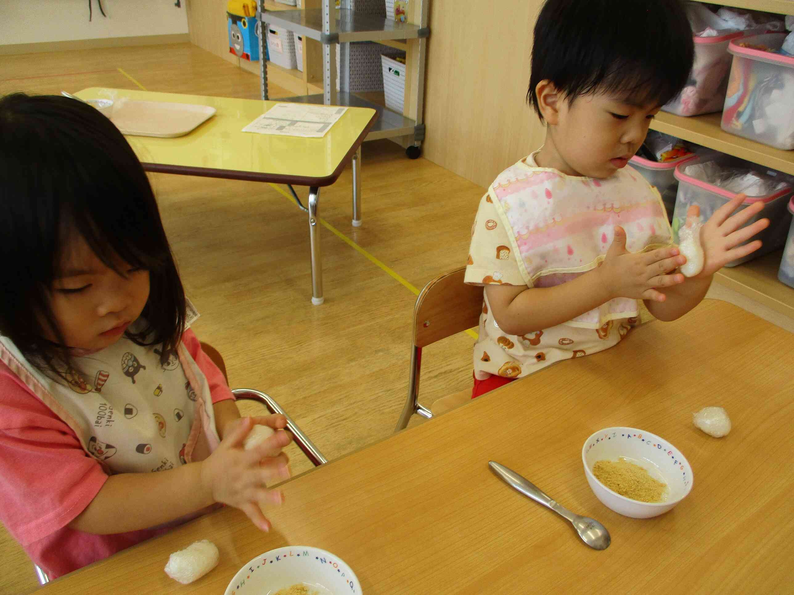 うさぎ組(2歳児クラス)のお友だちは、コロコロにまとめて