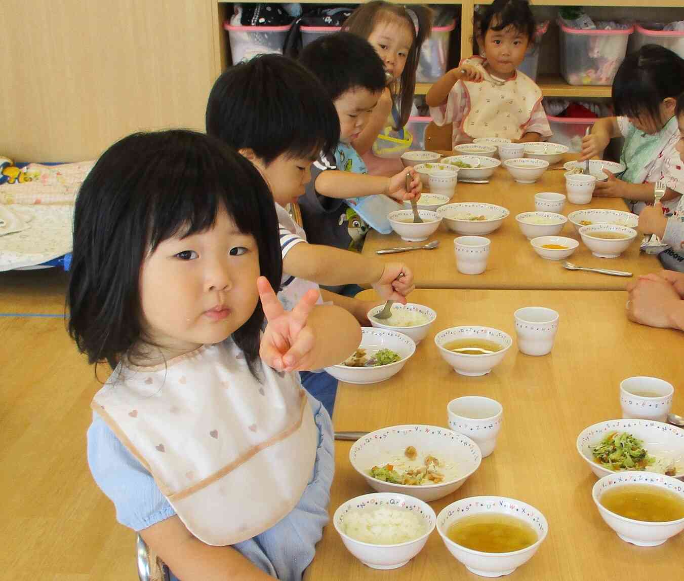 給食、みんなでパクパク！