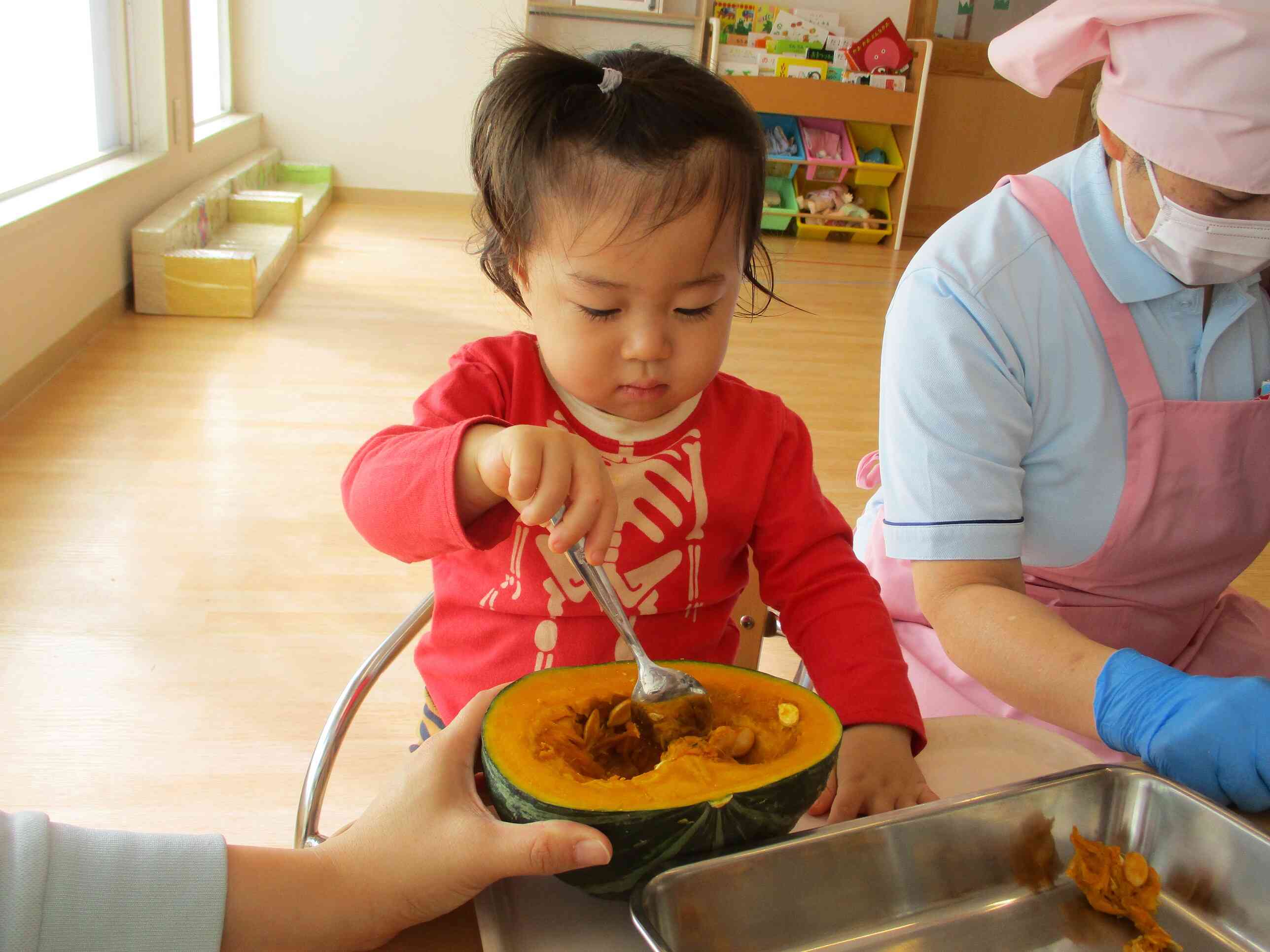 10月の食育活動～かぼちゃの種取り体験～