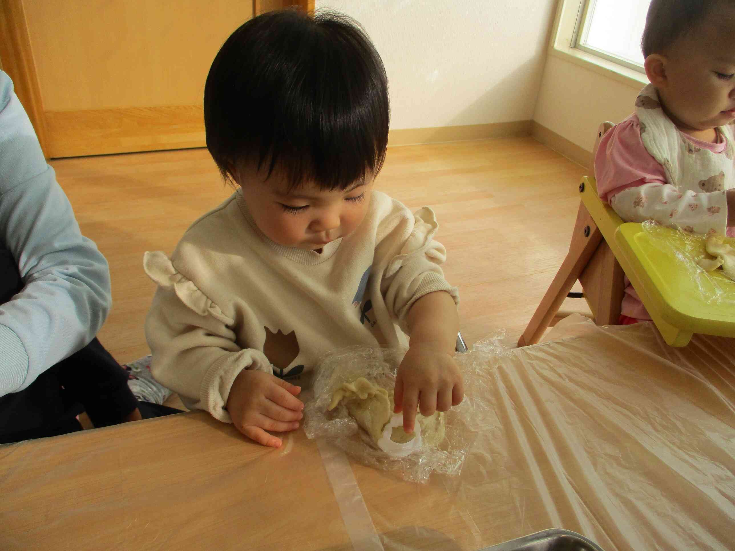 食育活動で「クッキー作り」をしました。生地が冷たくて気持ちよさそうです。指でつんつん、こねこね。