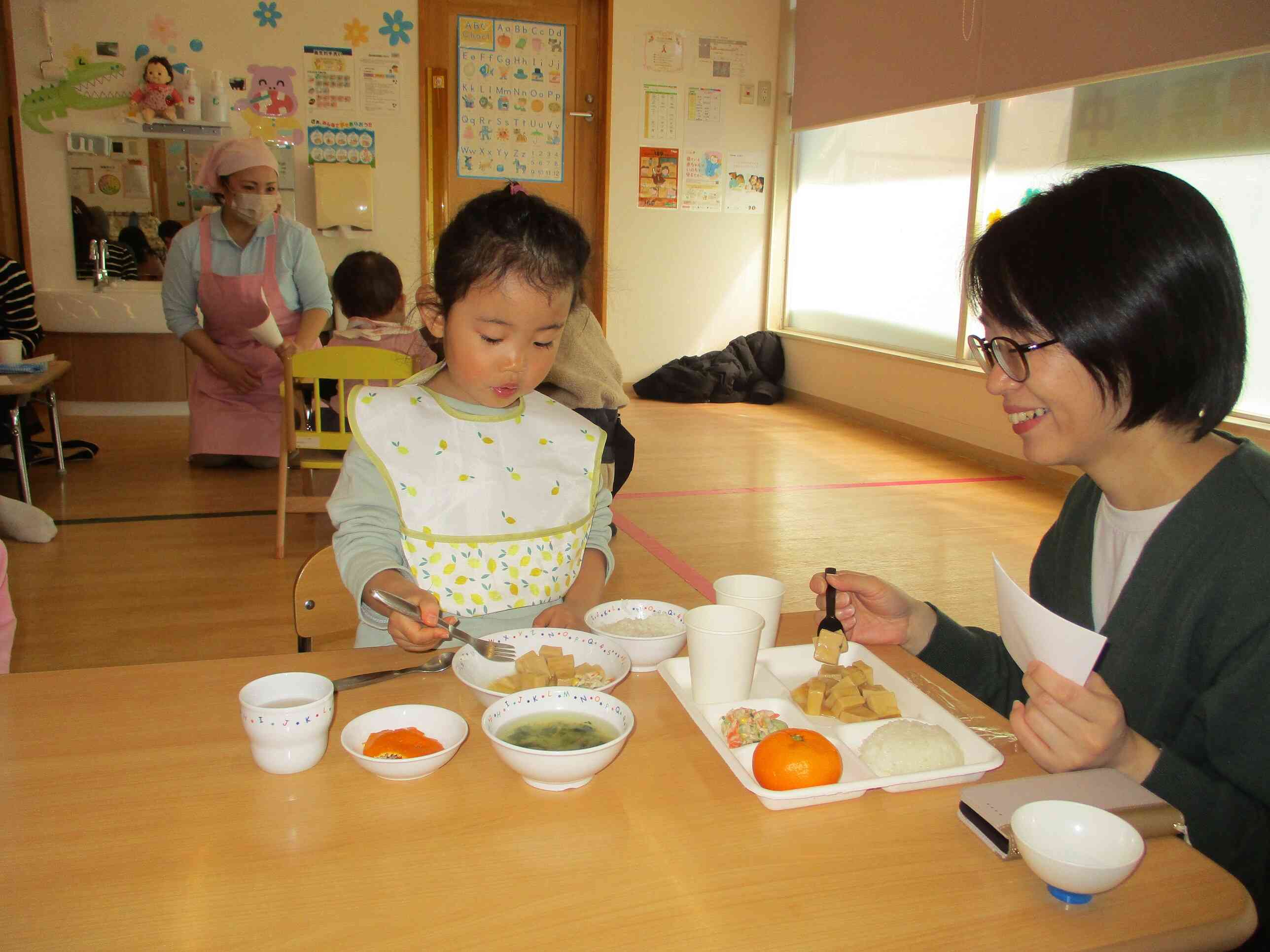 給食を、上手にお口に運びます