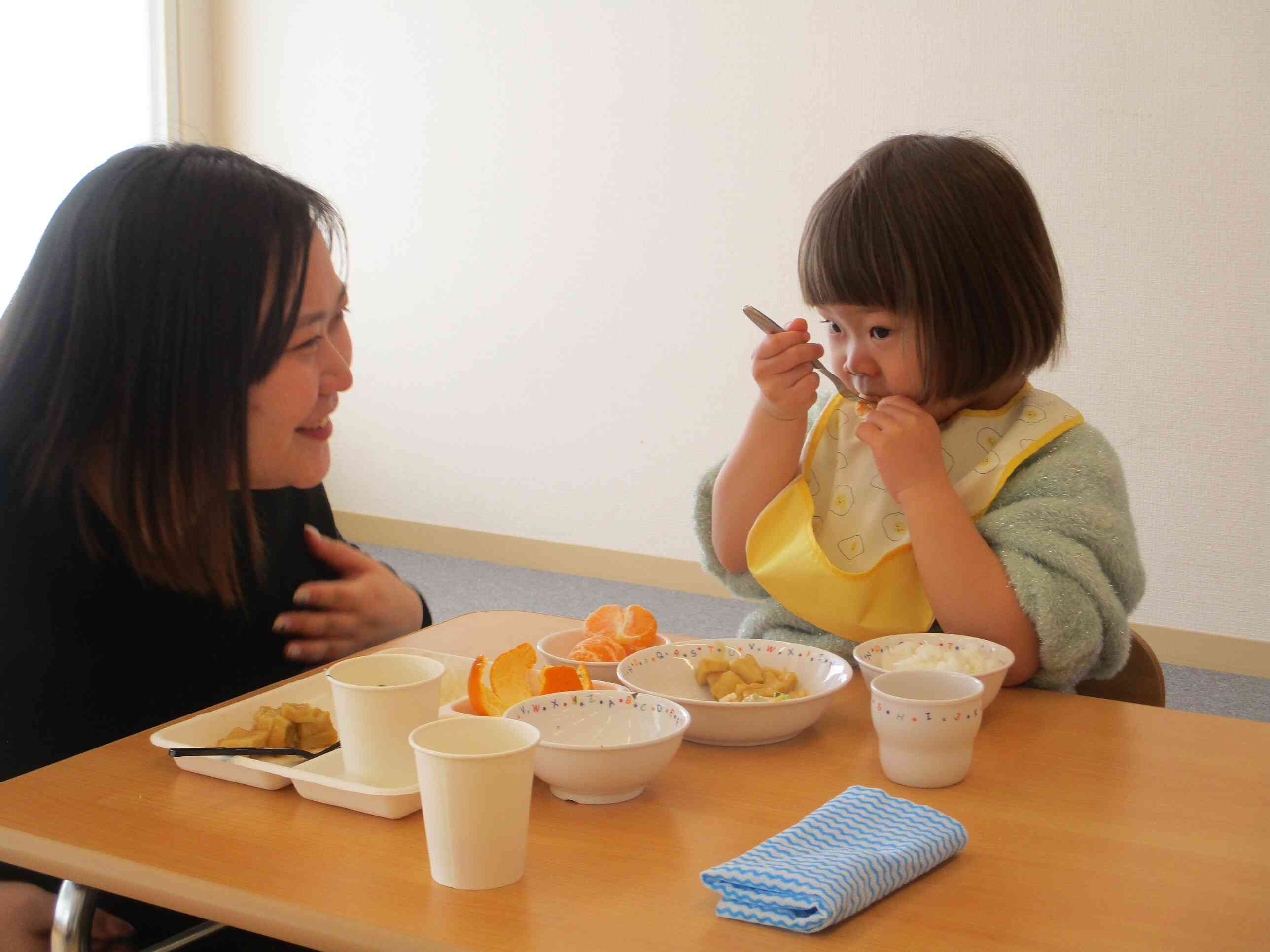 おうちの人と一緒に食べると楽しいね