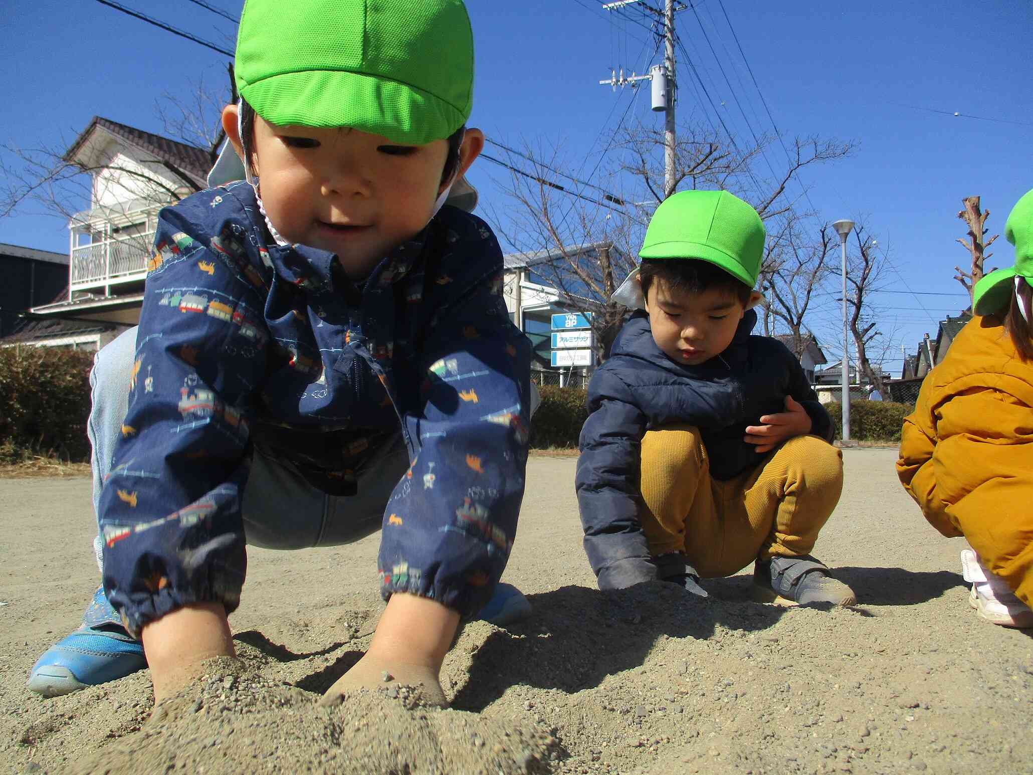 砂遊びで豪快に遊んでいます♪