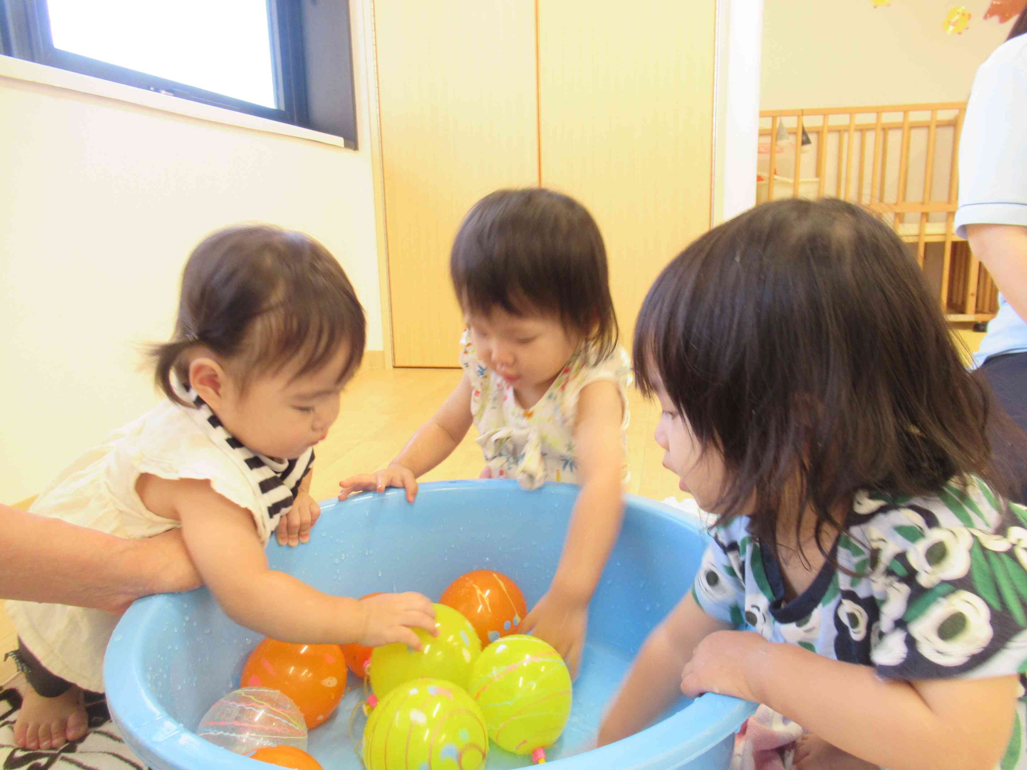 水に浮かんだヨーヨー、つかまえてみよう！