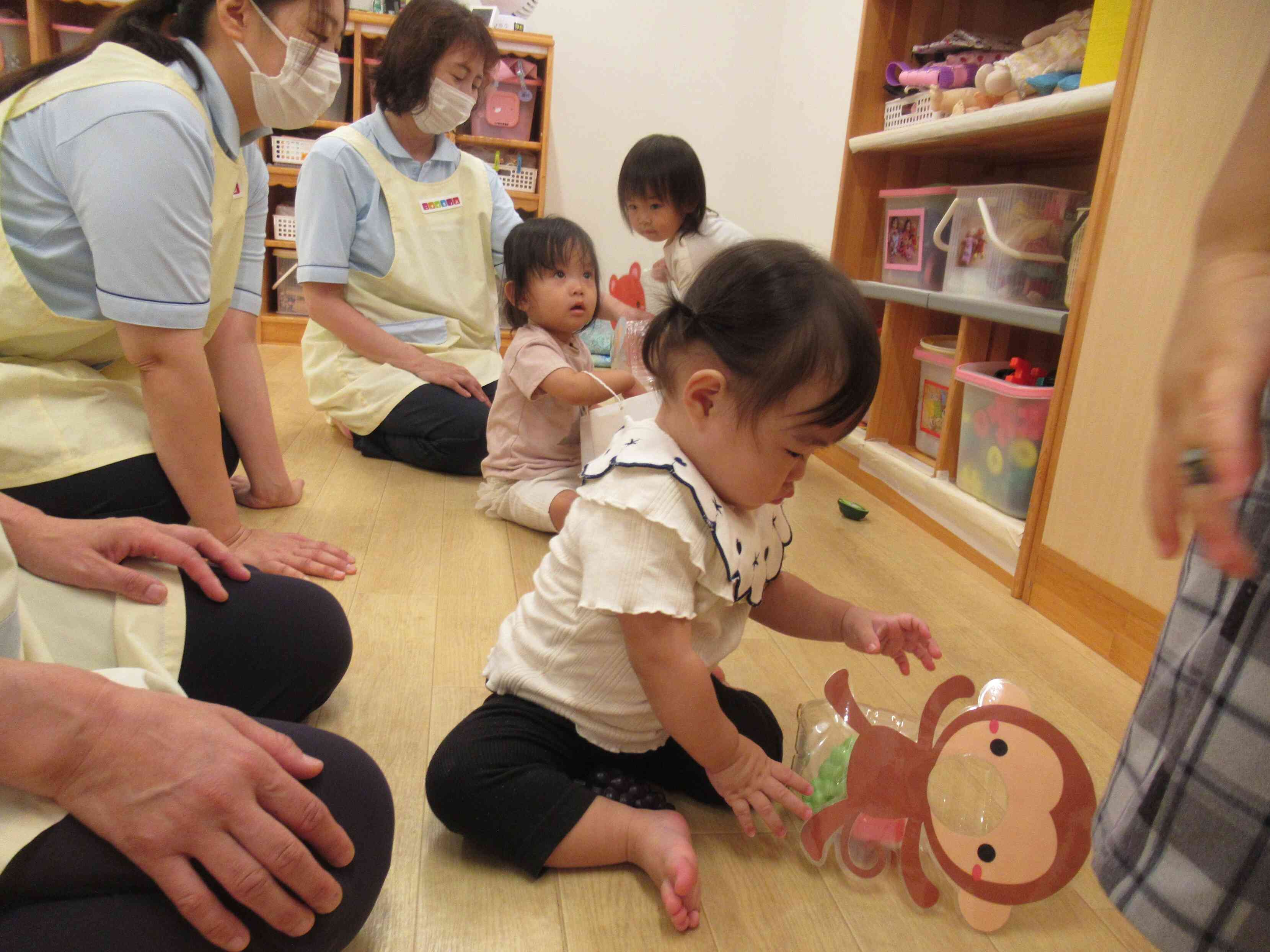 私はおさるさんに　「どうぞ～　たくさん食べてね」