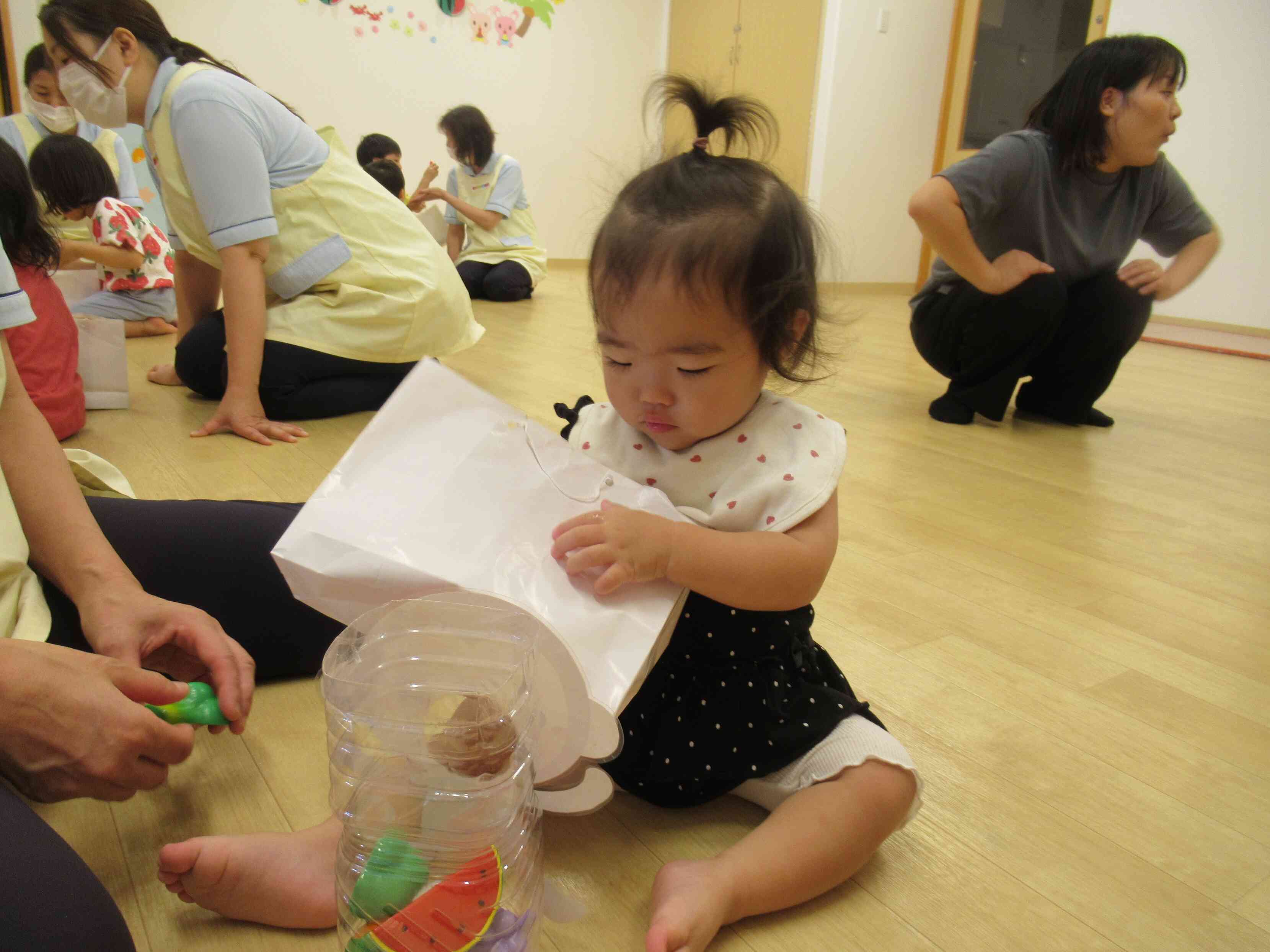 バッグの中が空っぽになっちゃったね。　もうおなかいっぱいになったかな？