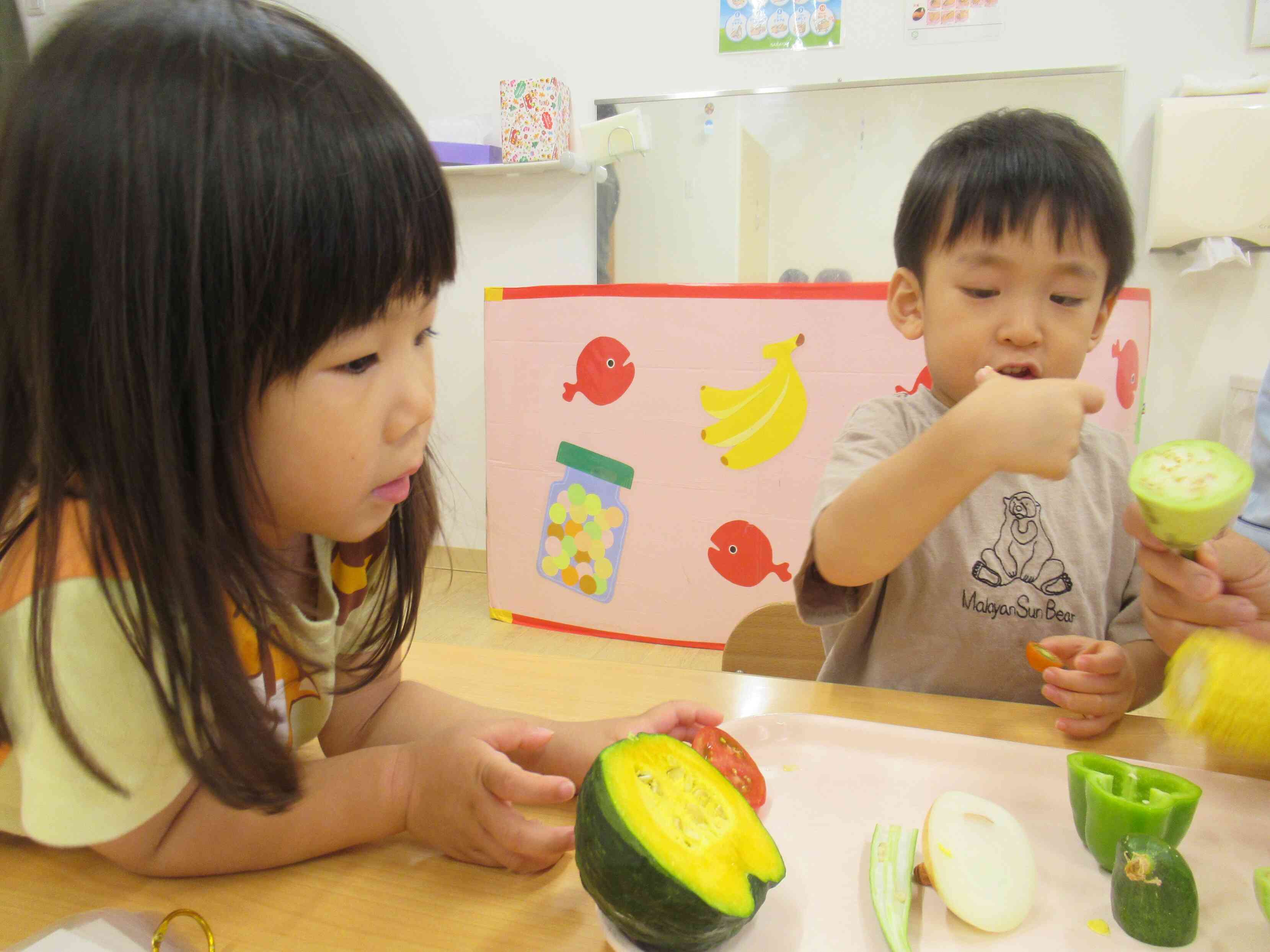 お野菜スタンプでピザ作り