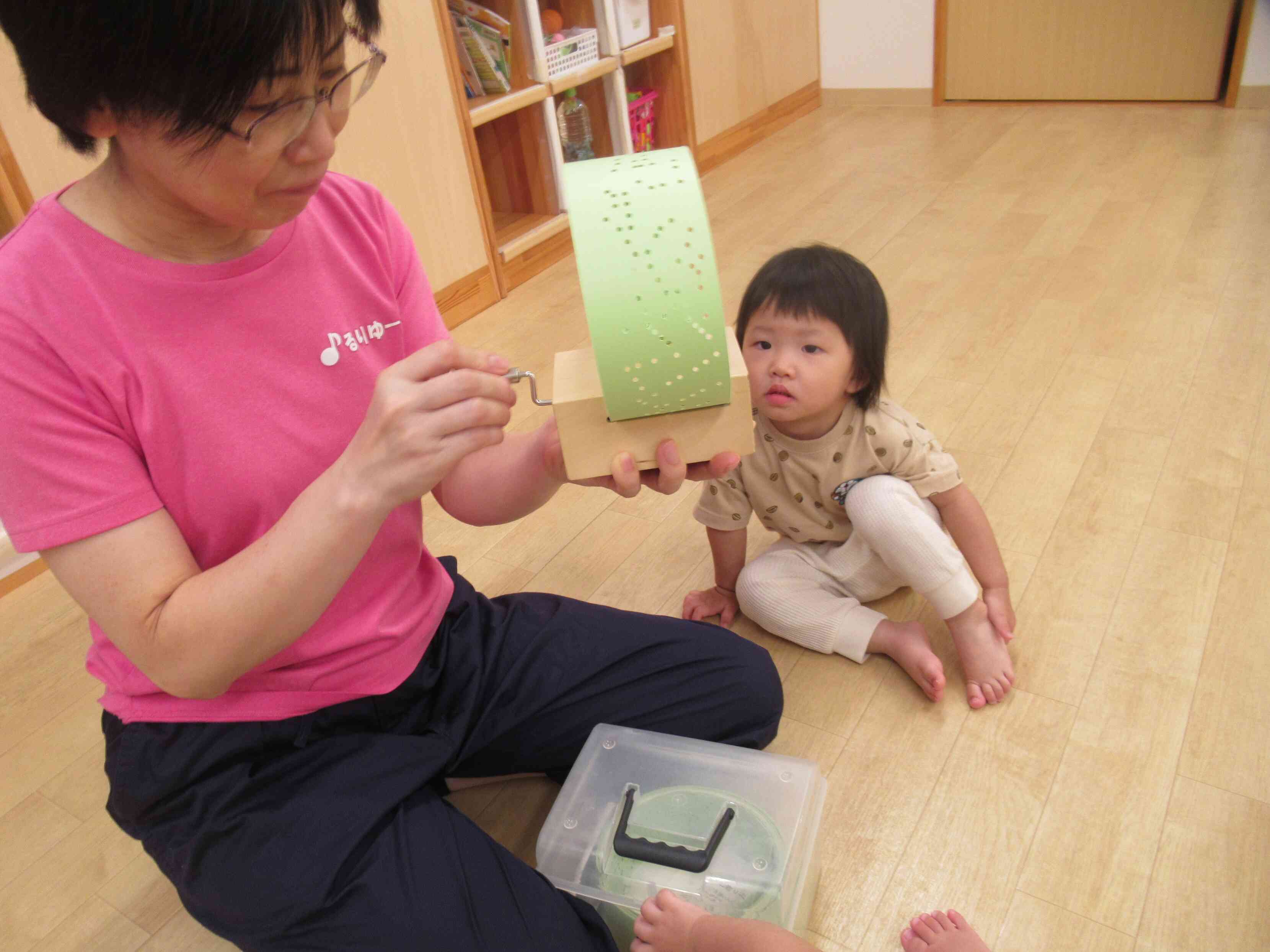 きれいな音が聴こえてくるのは「なんだろう？」と、じーっと見つめるMちゃん。