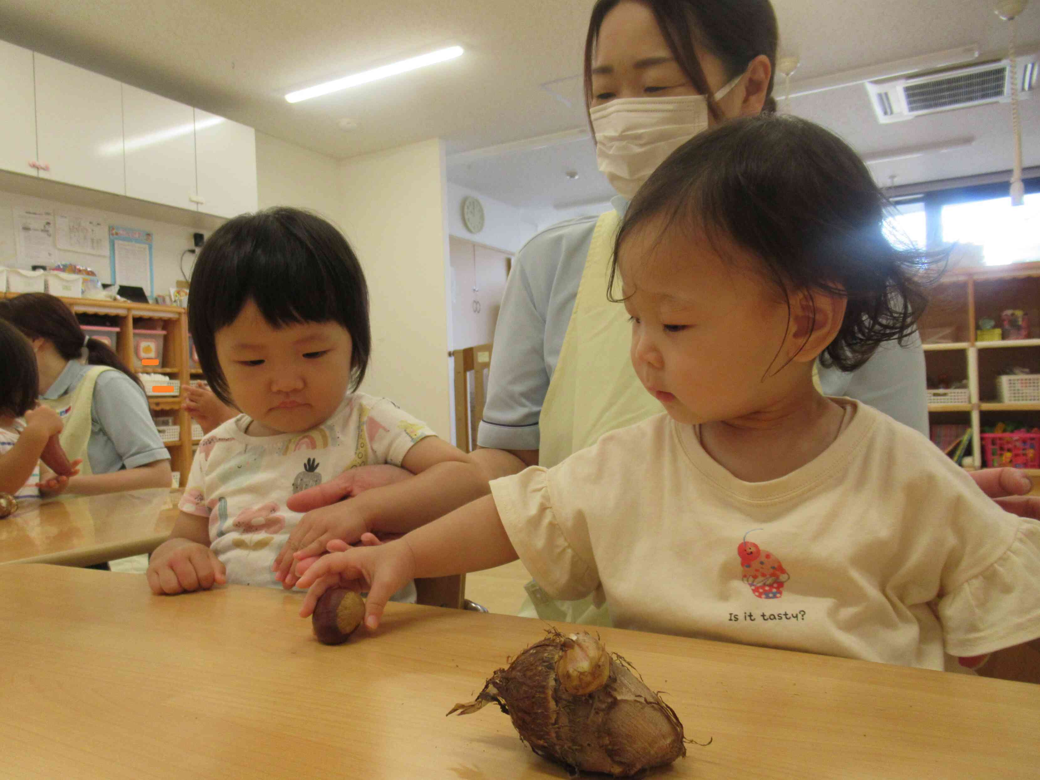 栗やさつまいもなど気になるものに手を伸ばし、感触を楽しみました。