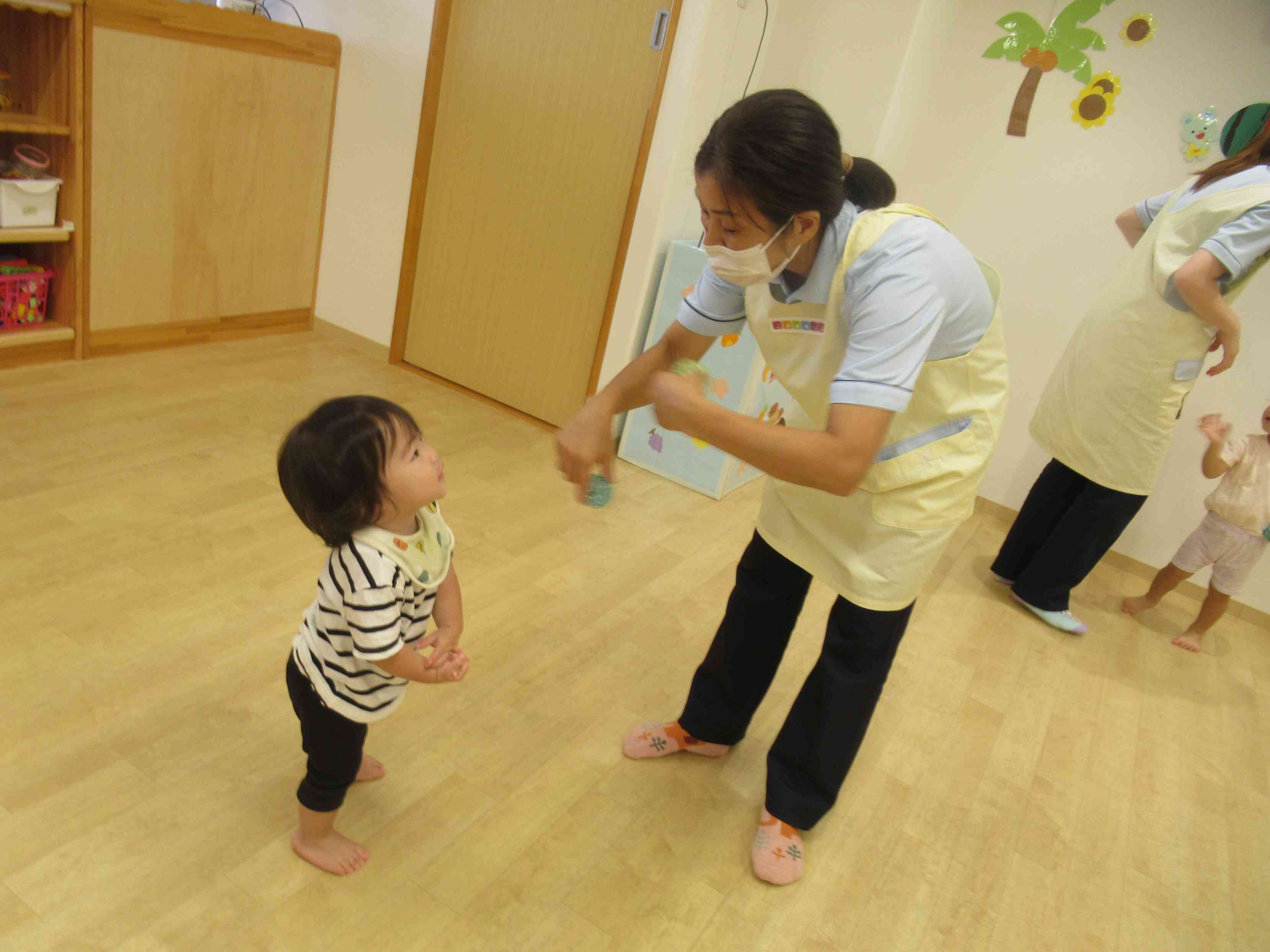 両手をくるくる～　できるかな？　”わたしもくるくる～”