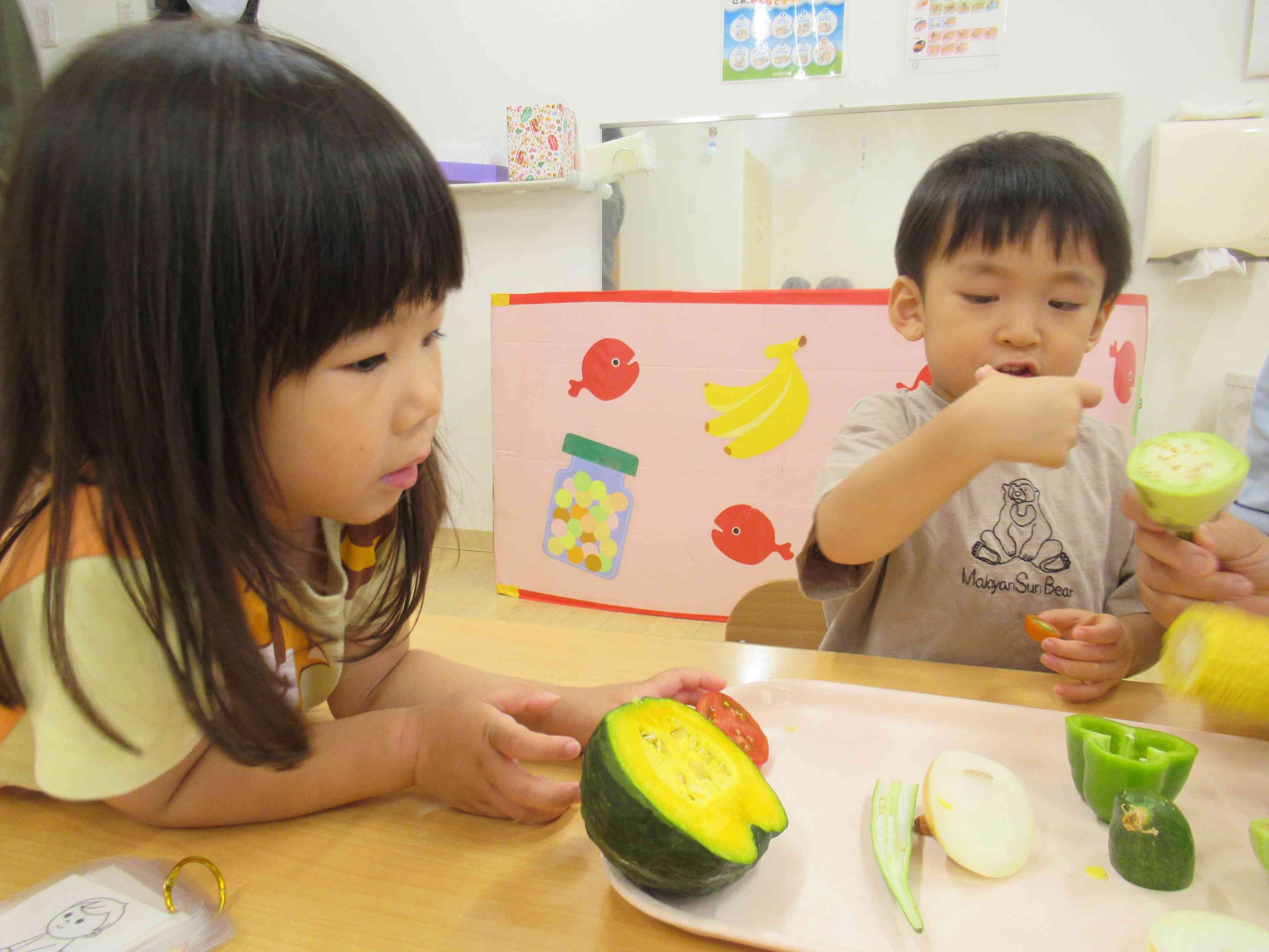 「やさいのおなかってどうなってるんだろうね？」たくさんの夏野菜を見て、触れて楽しみました。