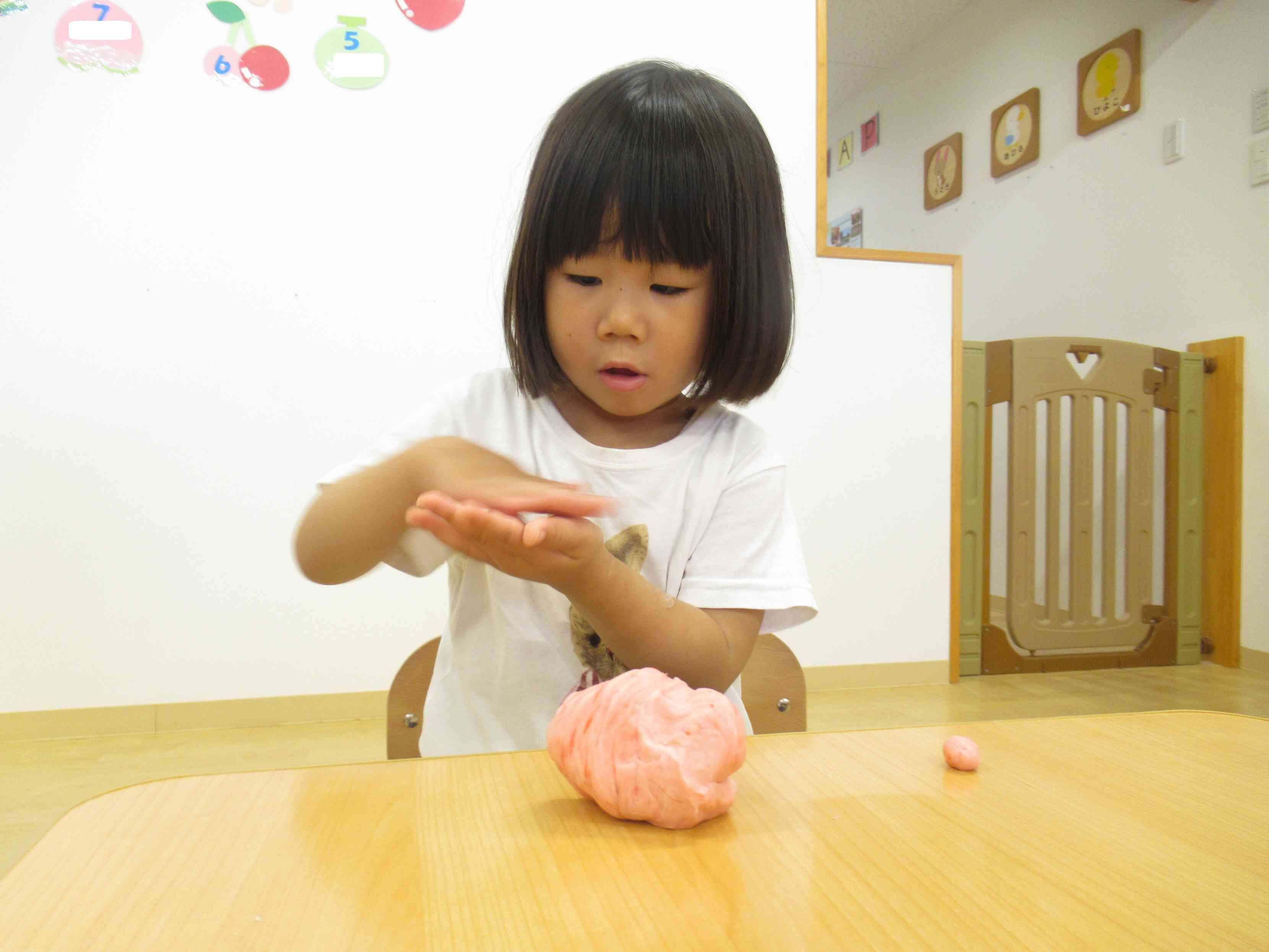 うさぎ組（2歳児）のお友だちはコロコロ丸めるのもお手のもの。小さなお団子をたくさん作っていましたよ。