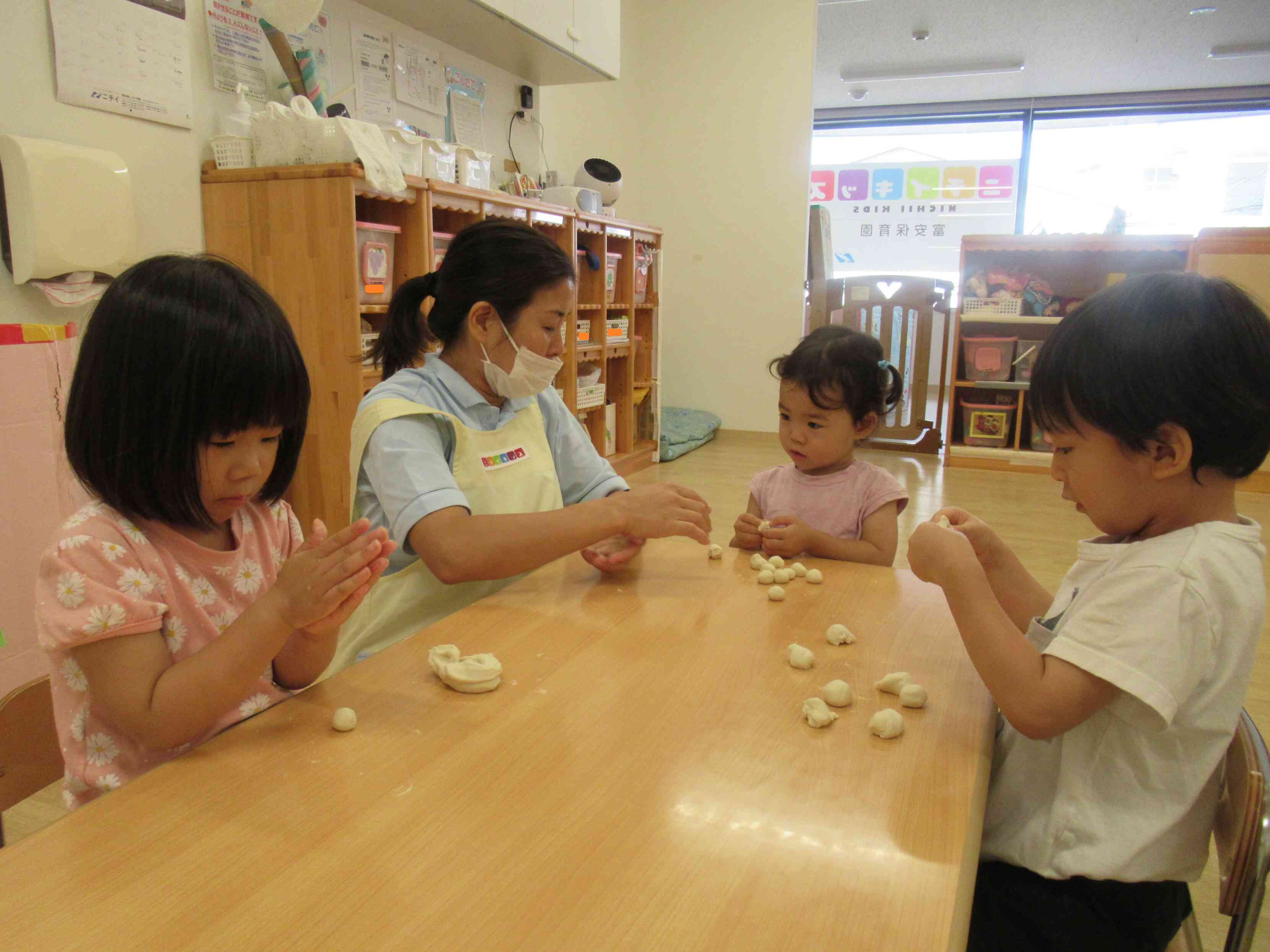 ”おだんごころころ～”　テーブルにはたくさんのお団子ができあがっていました。