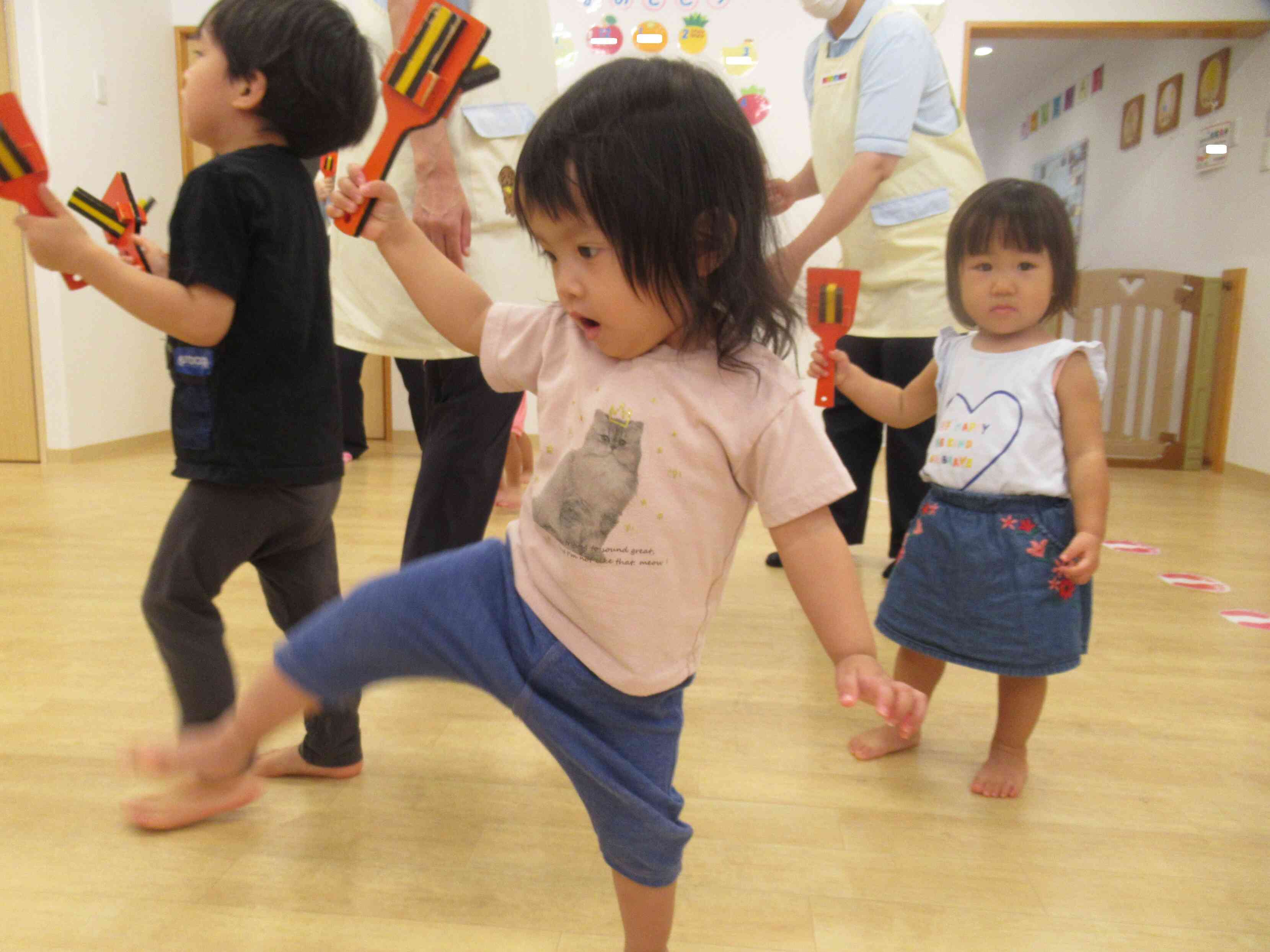 鳴子の音も楽しいね。こちらはフラミンゴのポーズ！上手に片足立ちができたよ。