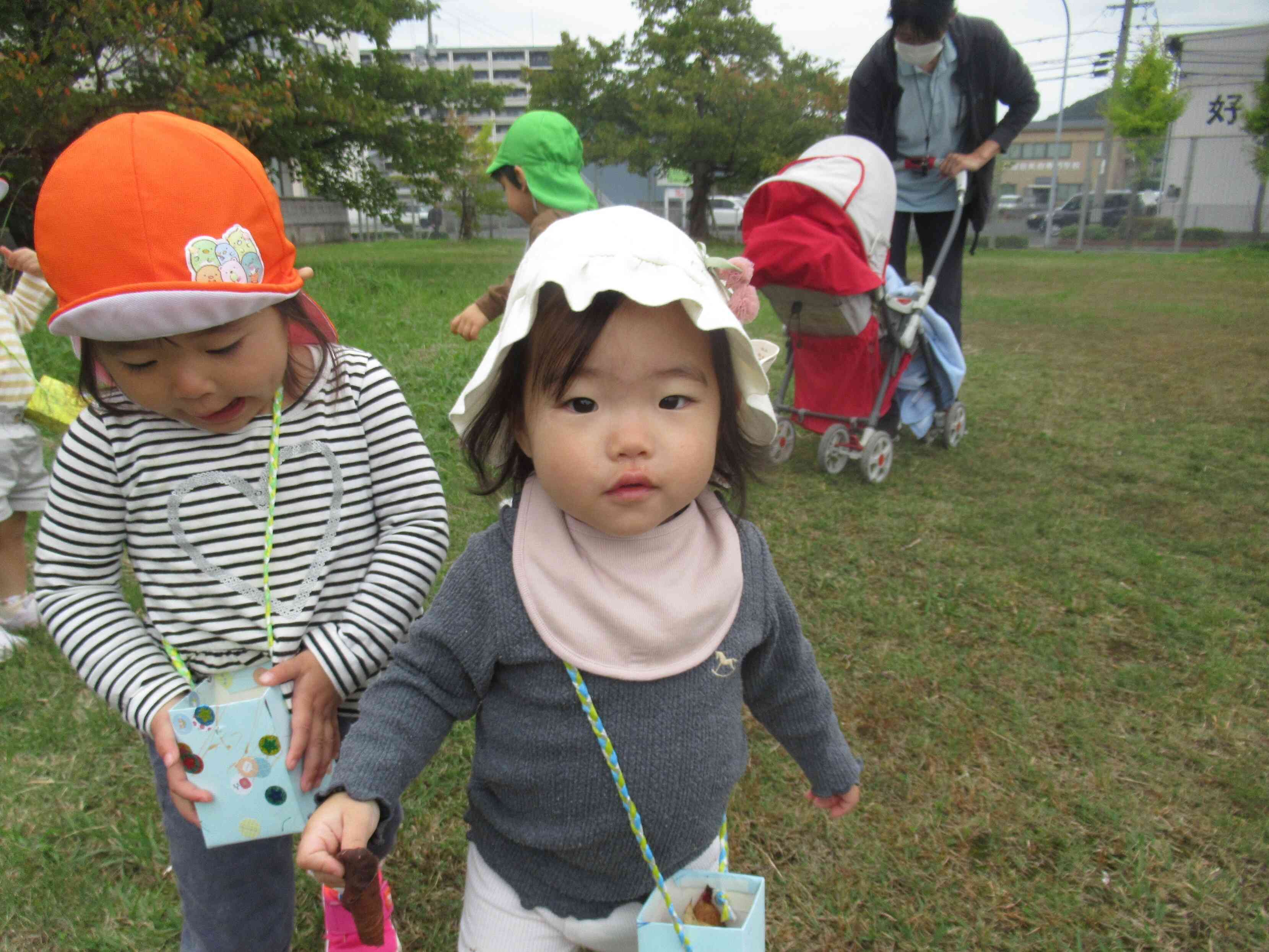 Yちゃんのお散歩バッグにはお花がいっぱい。「みてみて～」とRちゃんに見せてあげていました。