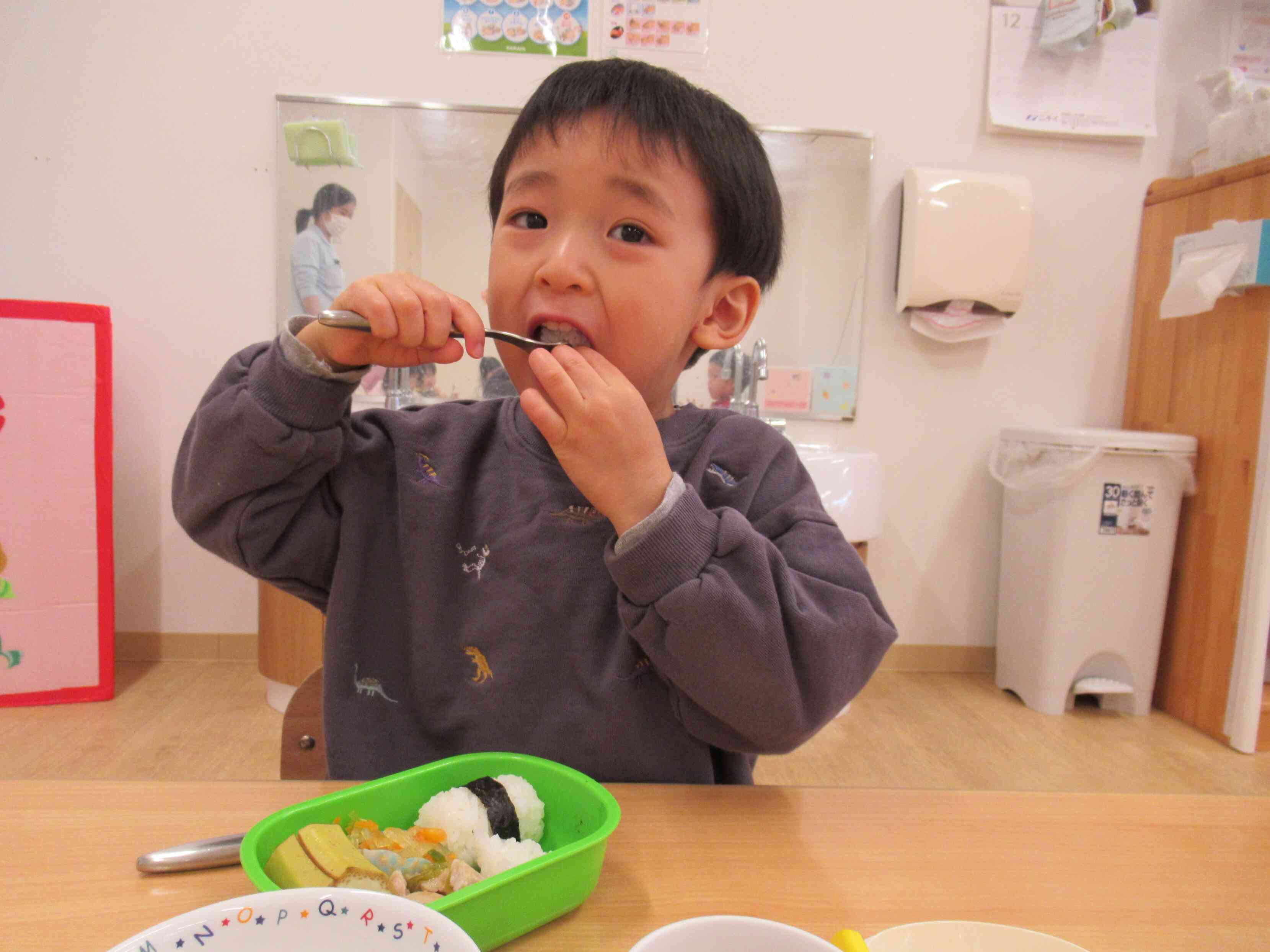 食べ終わった後は「ごちそうさまでした！」「給食の先生、ありがとう」感謝の気持ちもしっかり伝えました。