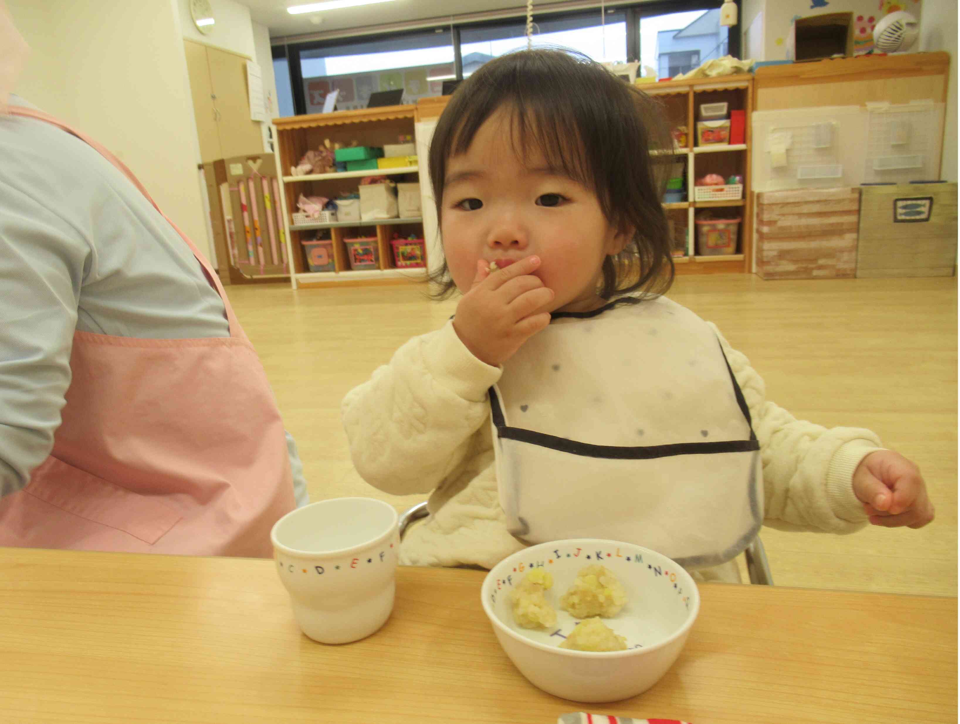 ひよこ組（０歳児）のお友だちは給食の先生が作った小さなおにぎりを「いただきます」　おいしかったね。