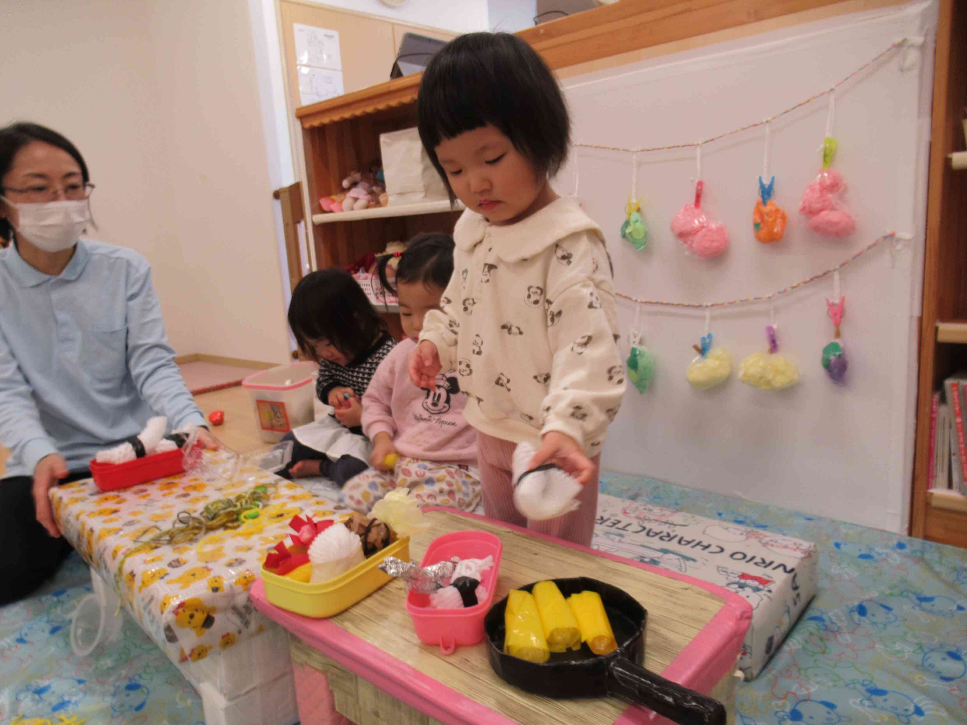 Mちゃんが”みんなで食べよう”とテーブルにたくさんご馳走をならべてくれました！