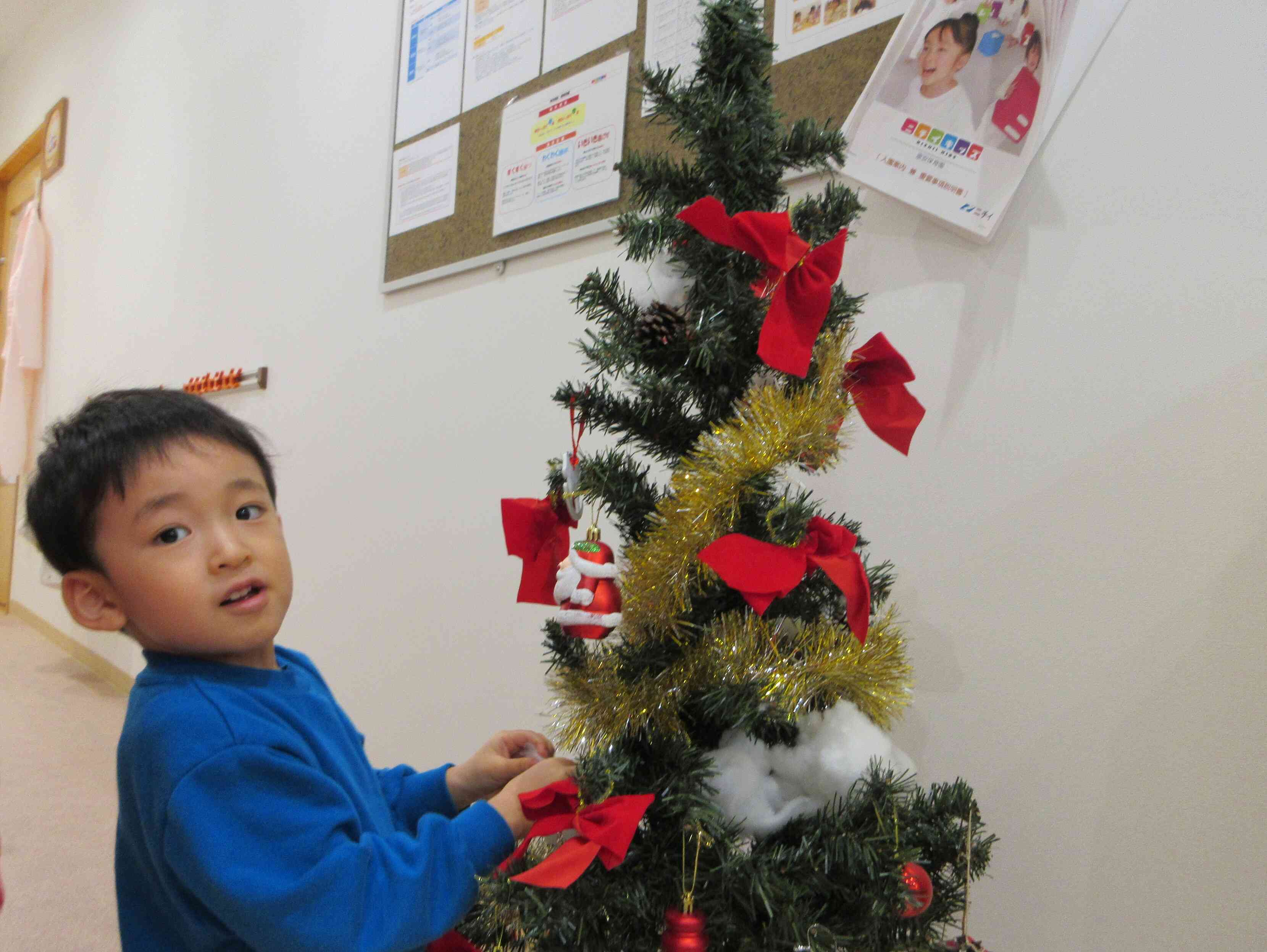 保育園の玄関に飾るクリスマスツリーの飾りつけをしたよ。