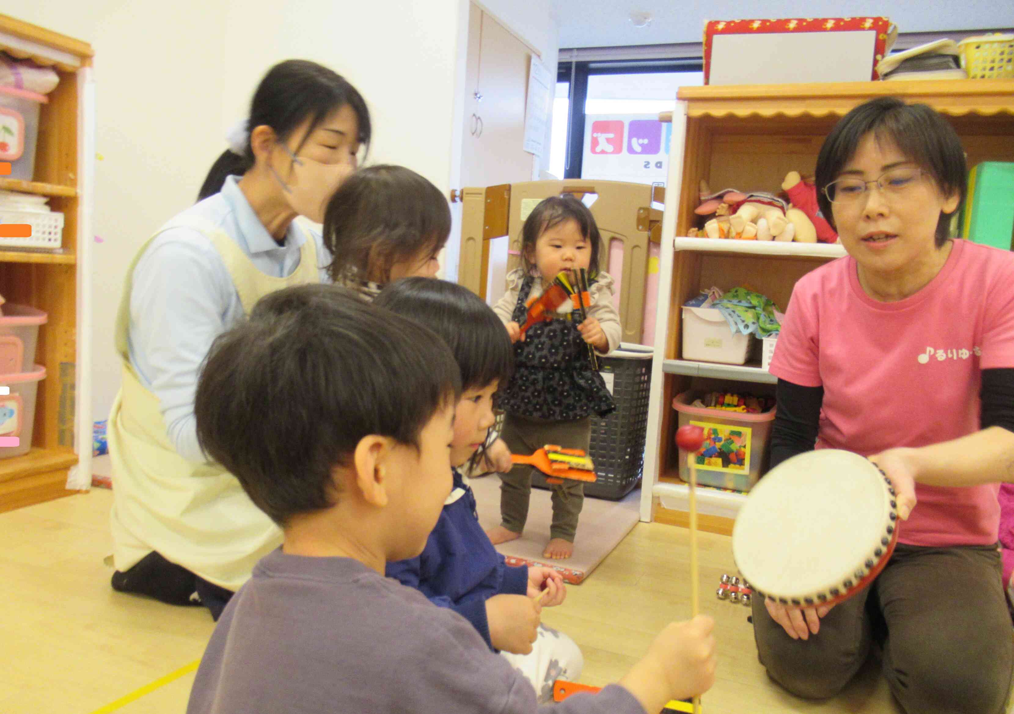 うさぎ組（2歳児）のお友だちは太鼓に挑戦。叩くタイミングも上手でした！