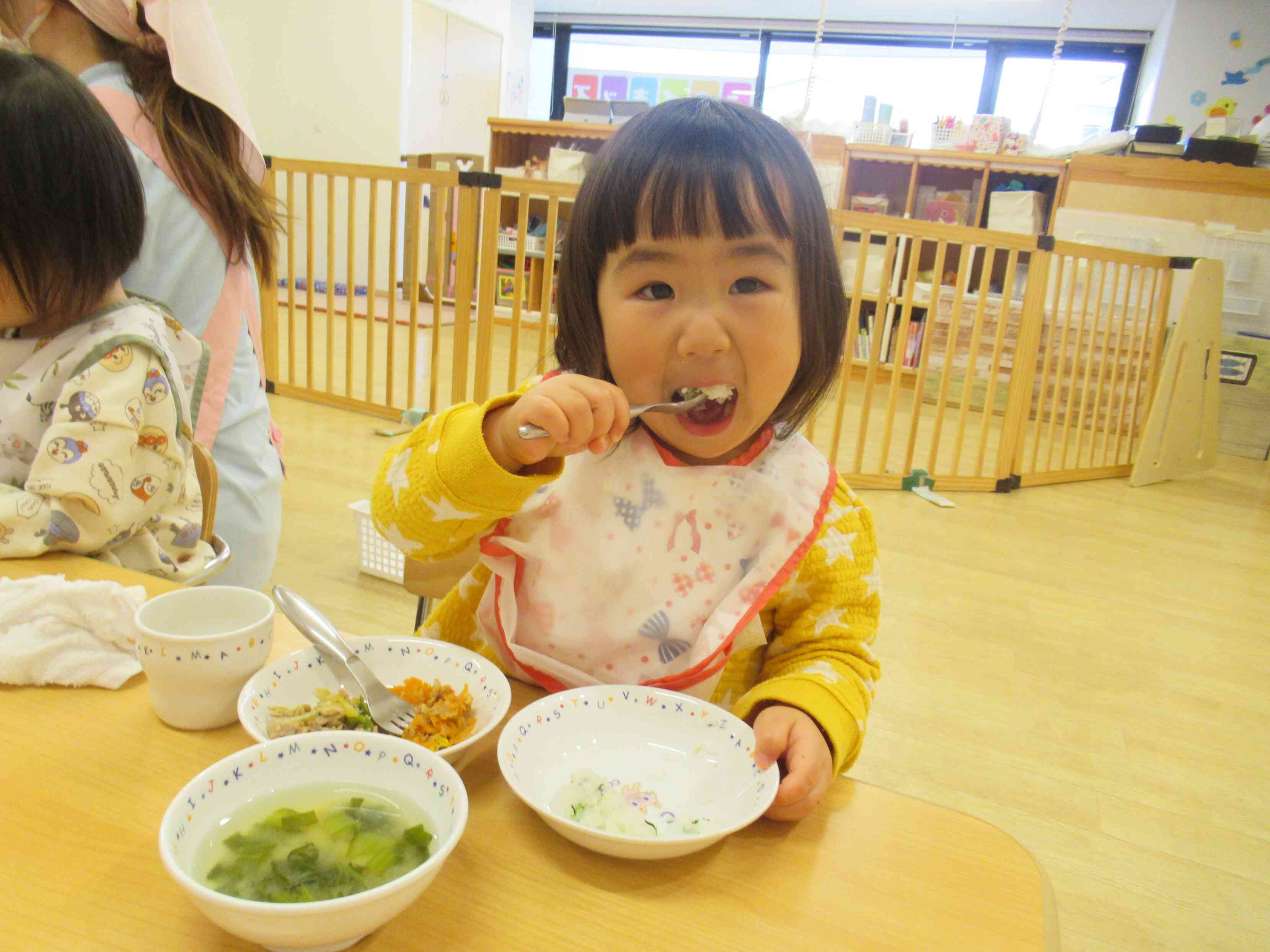 上手にスプーンでモリモリ食べるよ。