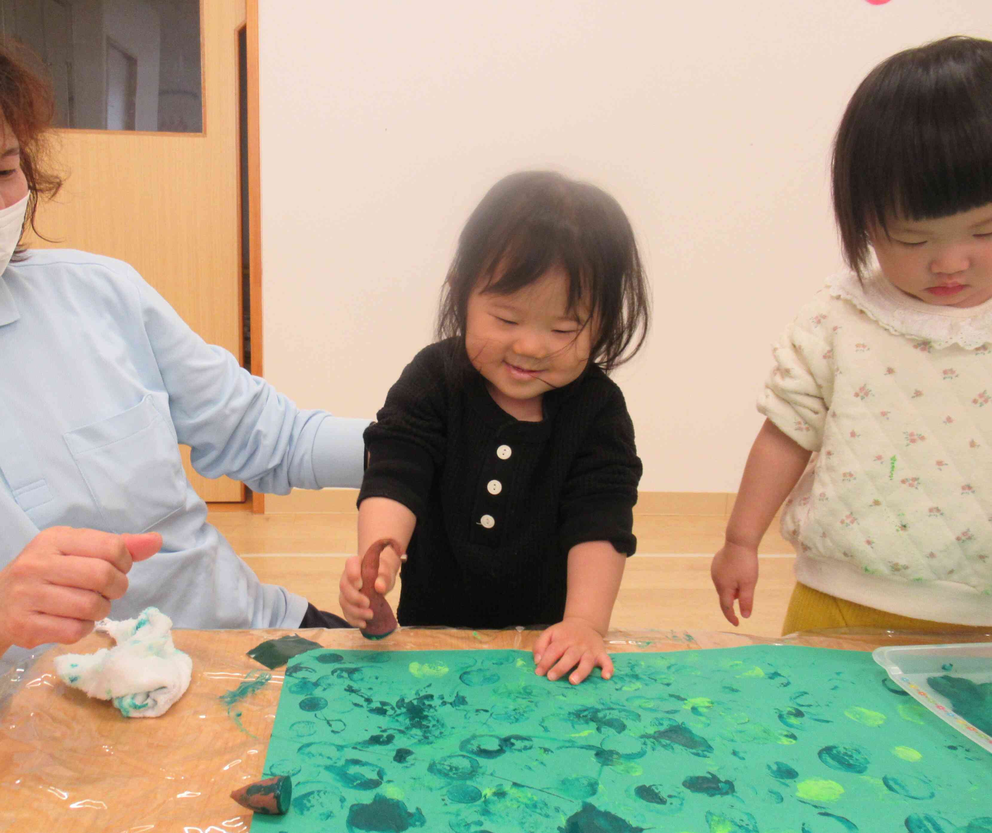 ひよこ組（０歳児）のSちゃんも興味津々にスタンプのサツマイモを触っていましたよ。