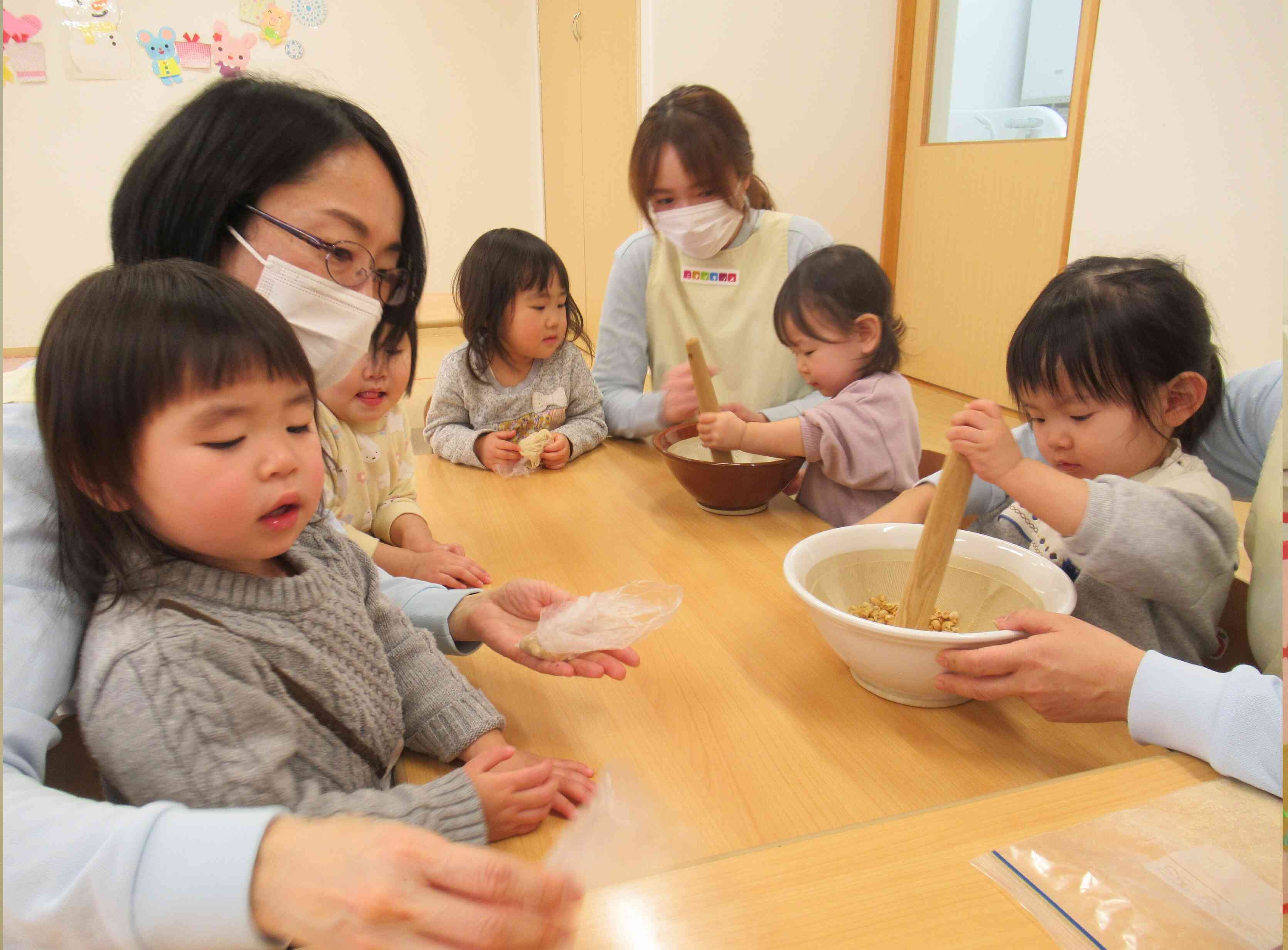 みんなで順番に大豆を擦ってみます。”すりすり”するの楽しいね。