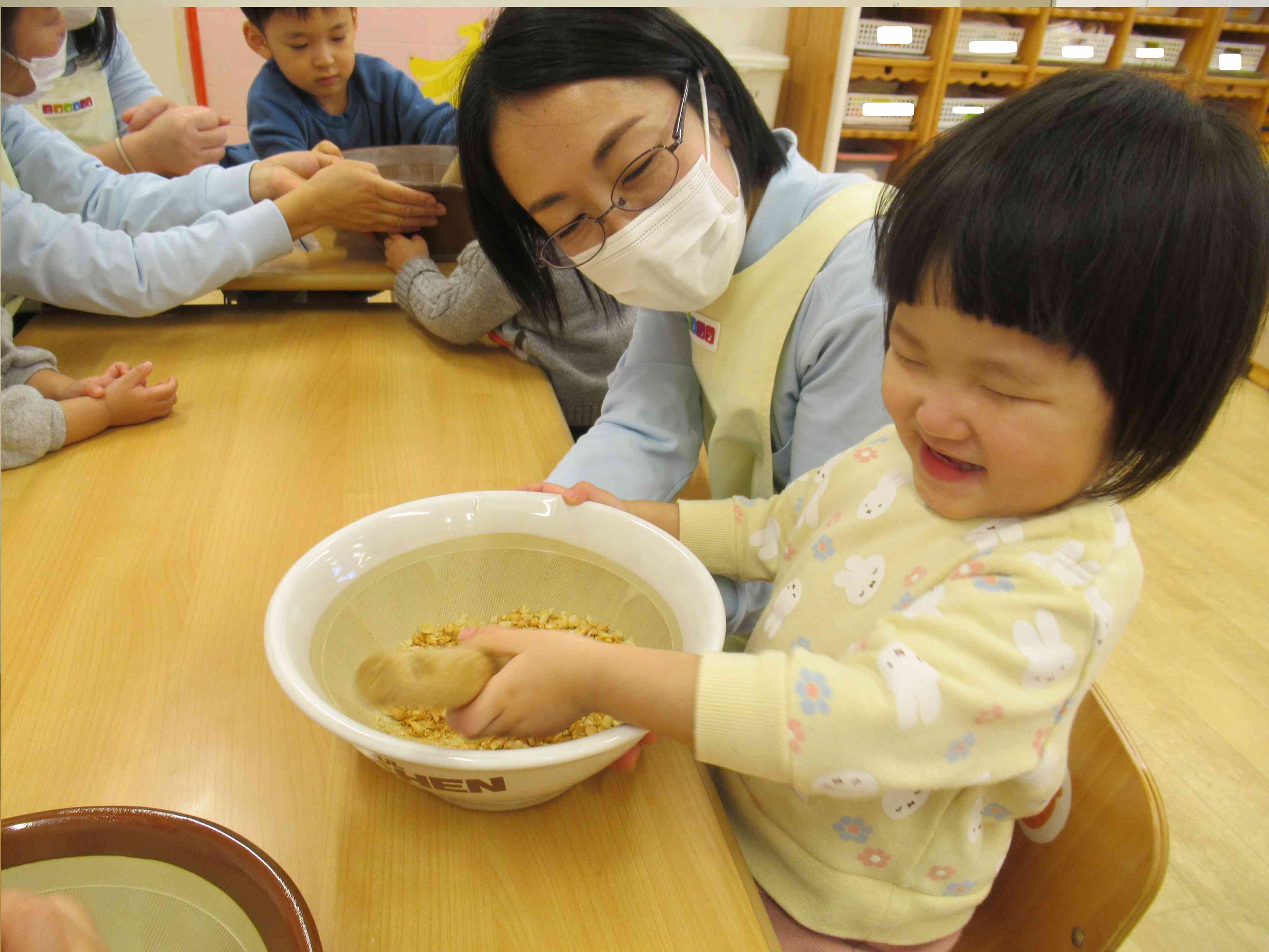 大豆の大きい粒がだんだん小さく、粉になっていきます。　この日のおやつは「きな粉ちんすこう」やさしいきな粉の味がしておいしかったね。