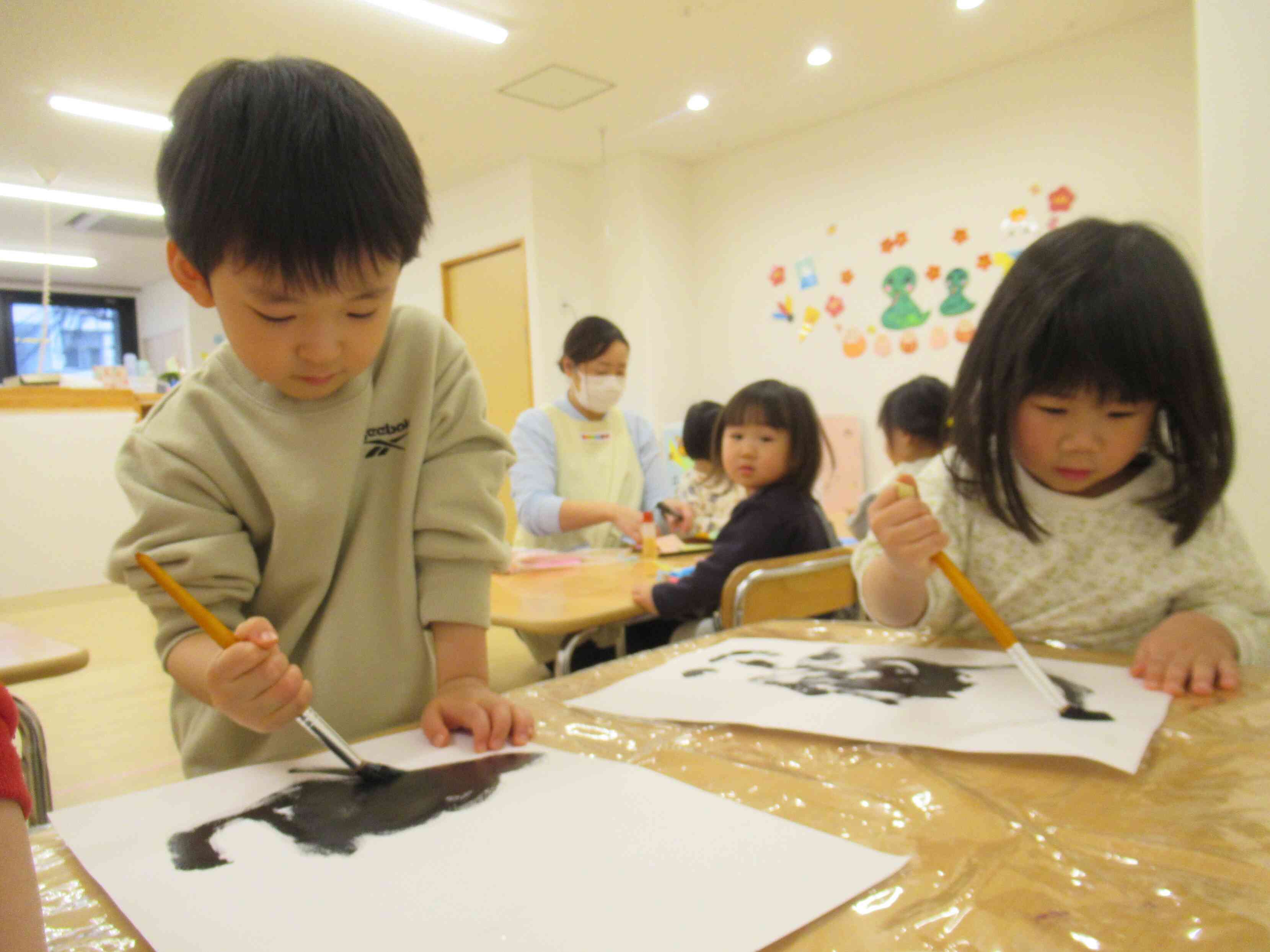 うさぎ組（2歳児）さんの書初め。とても力強く描けていましたよ