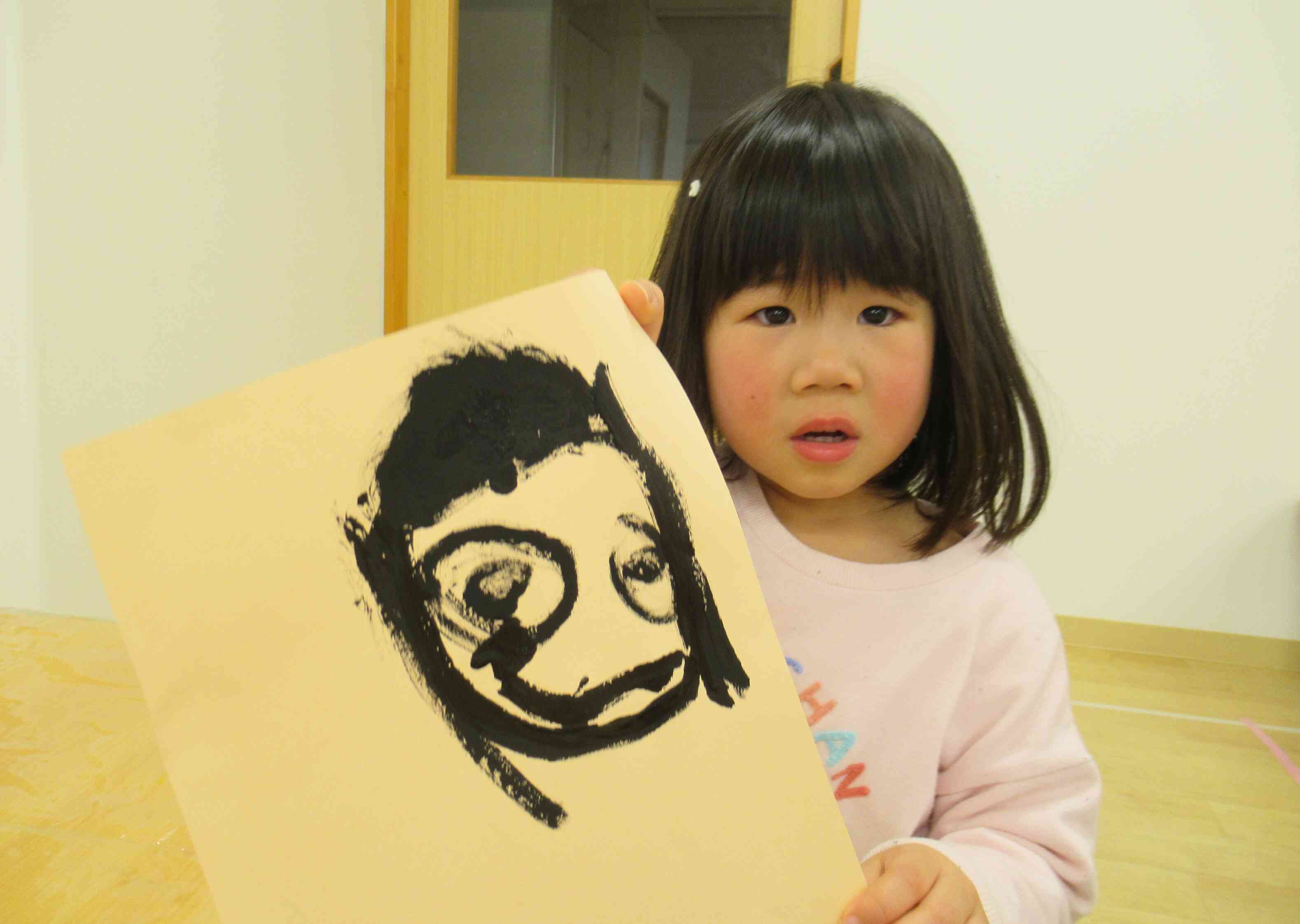 そっくりに描けたね！　　うさぎ組（2歳児）さんは毛糸を張り付けてフワフワの手袋もつくったよ！