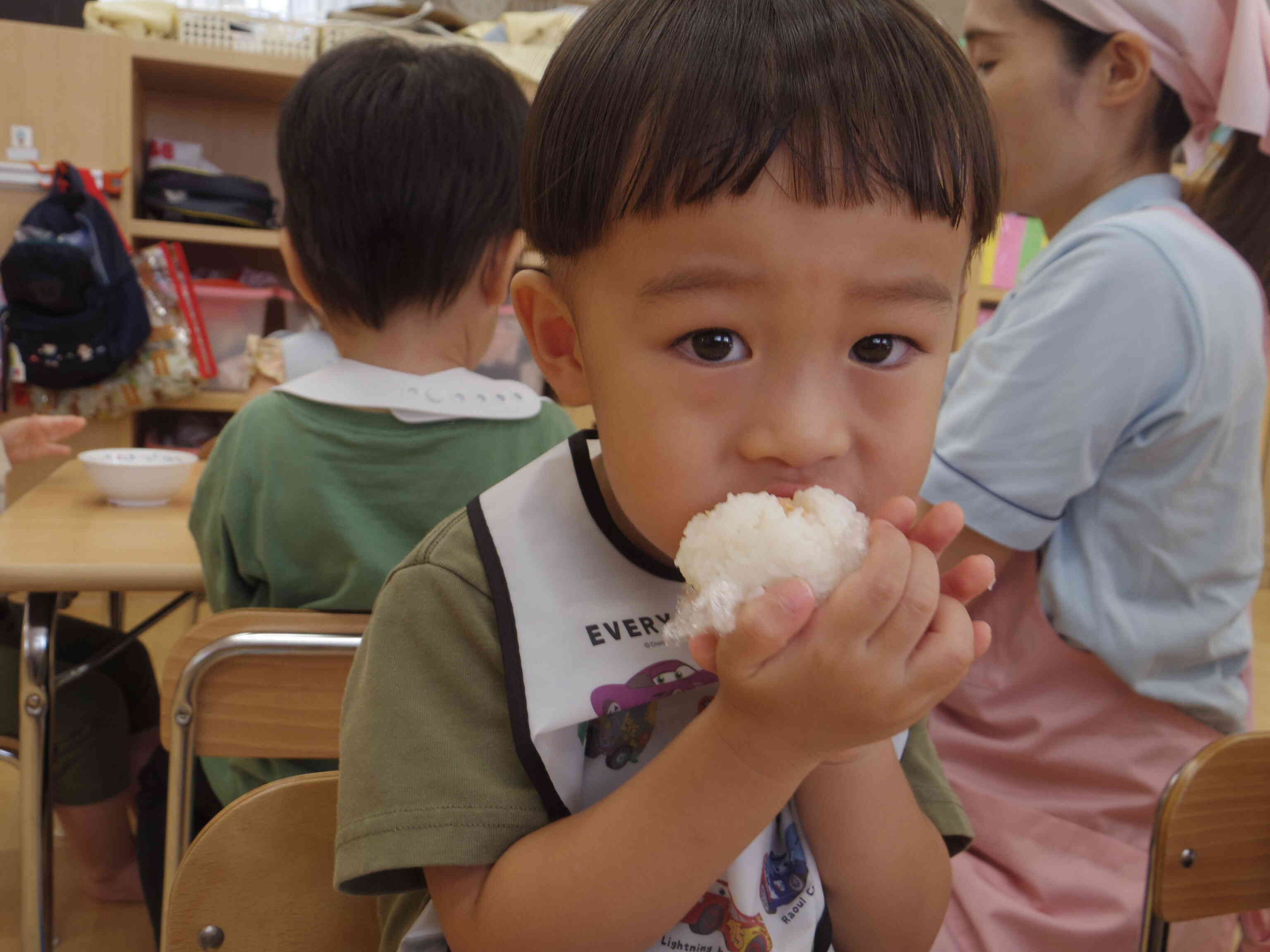 新米おにぎり美味しいなあ！