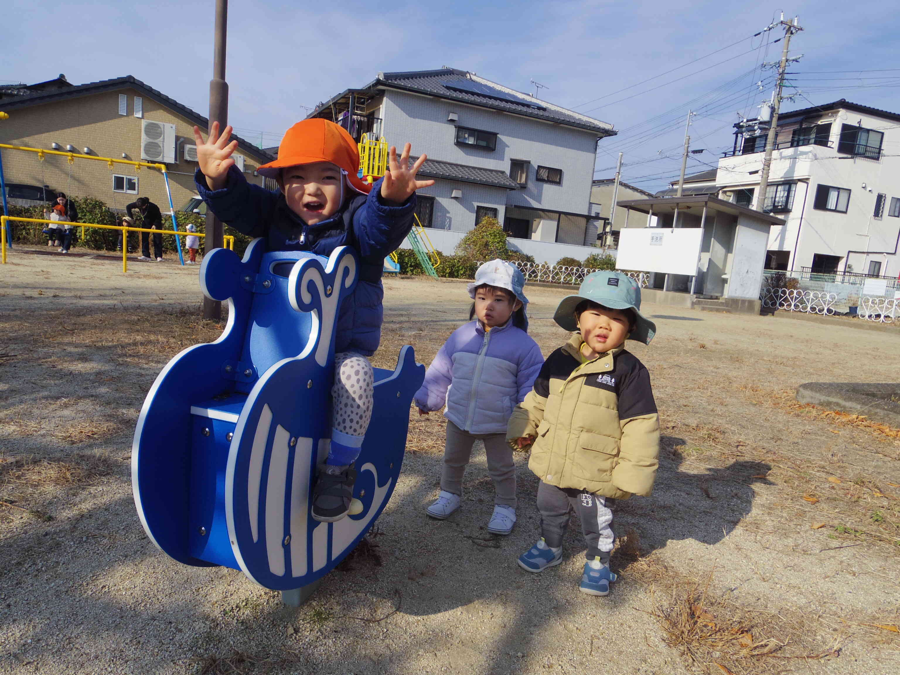 ひよこ組のお友だちと遊びました