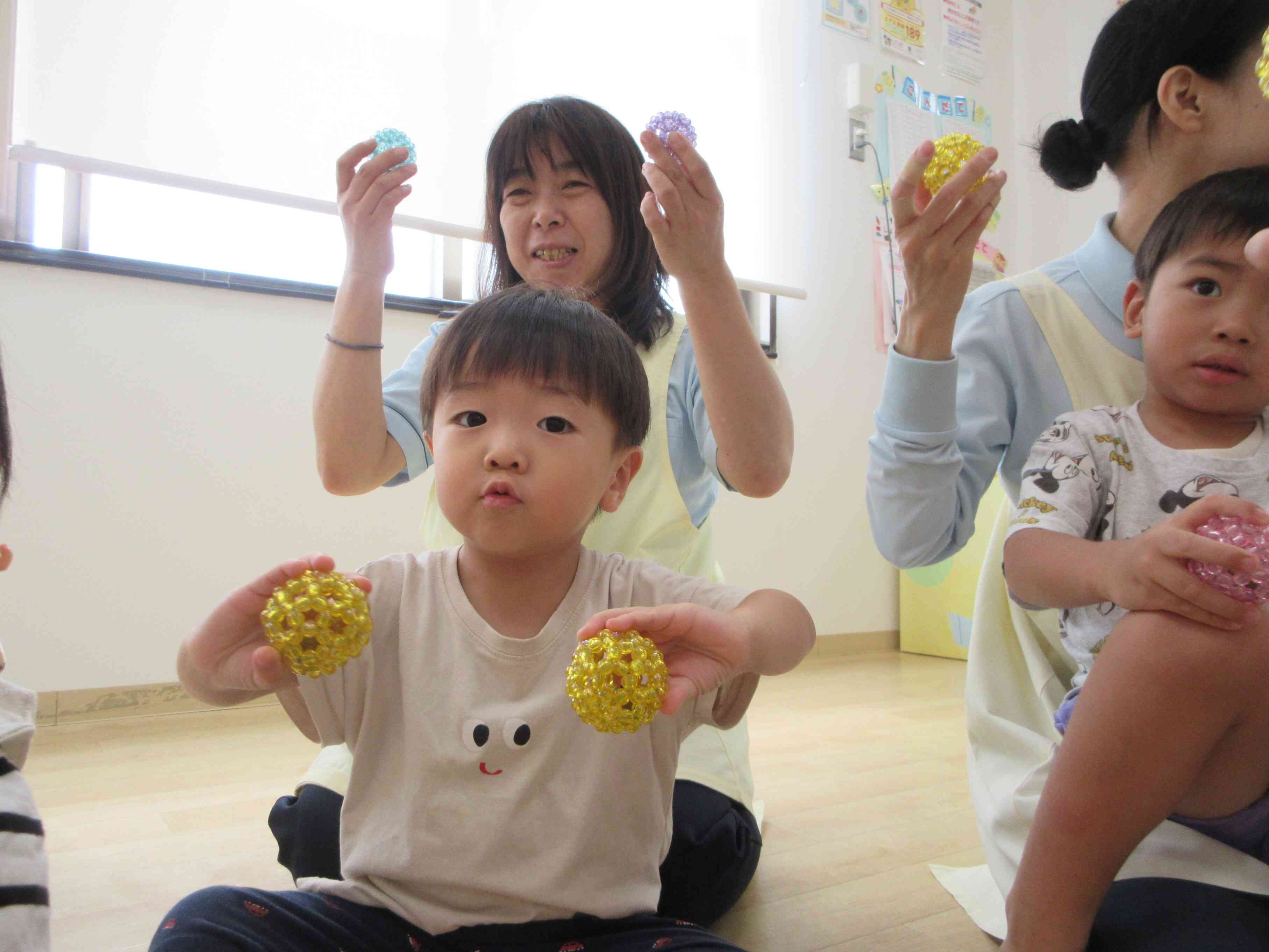 子ども達の大好きなキララ。音楽に合わせてリンリンと音をさせながら踊ります。