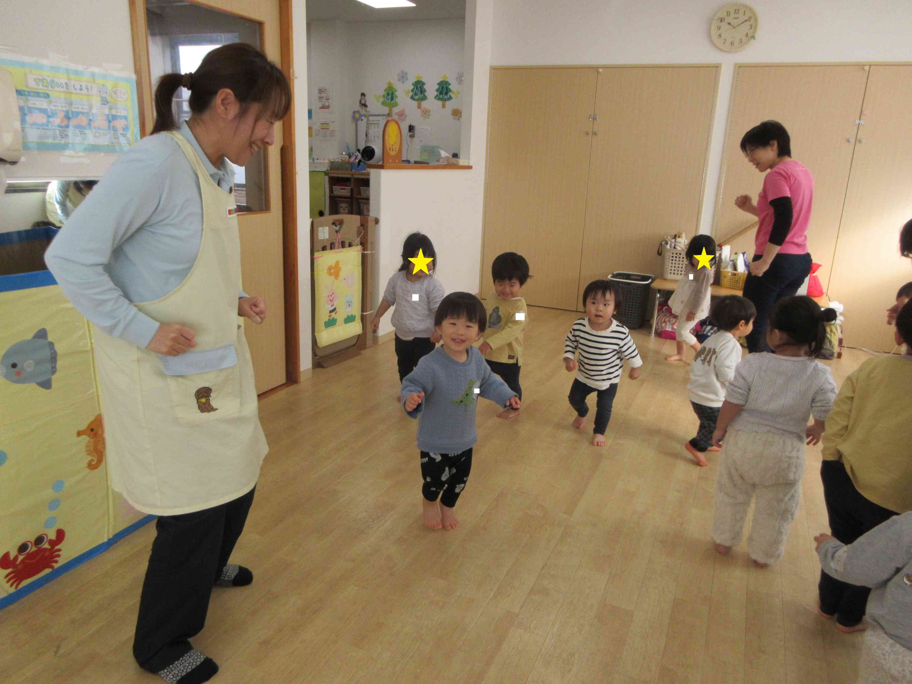 音楽に合わせて歩いたり、ジャンプしたり、くるくるまわったりして体を動かしました