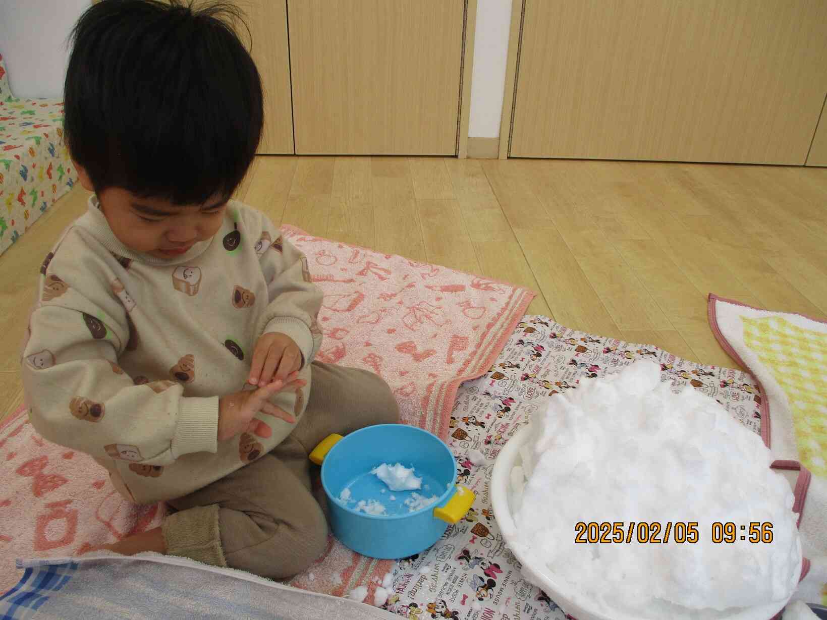 0歳児　ひよこ組　雪を触ってみたよ