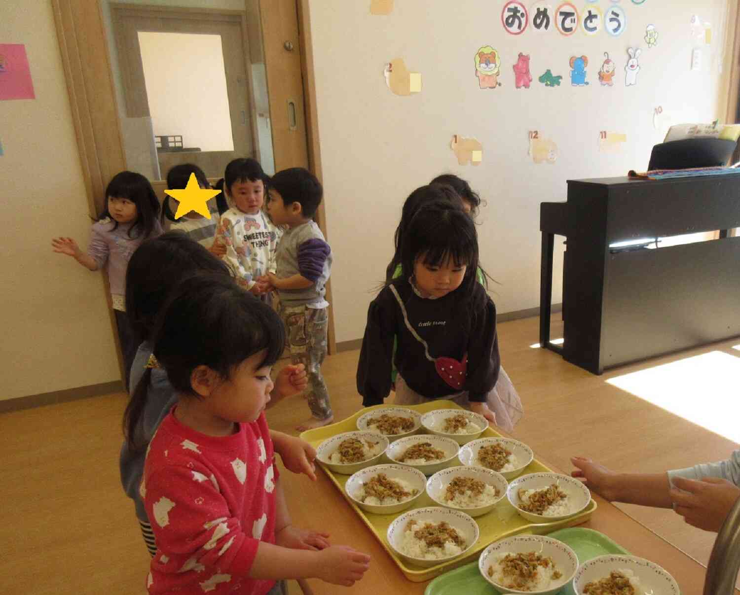 ご飯だってもう自分で運べるよ♪